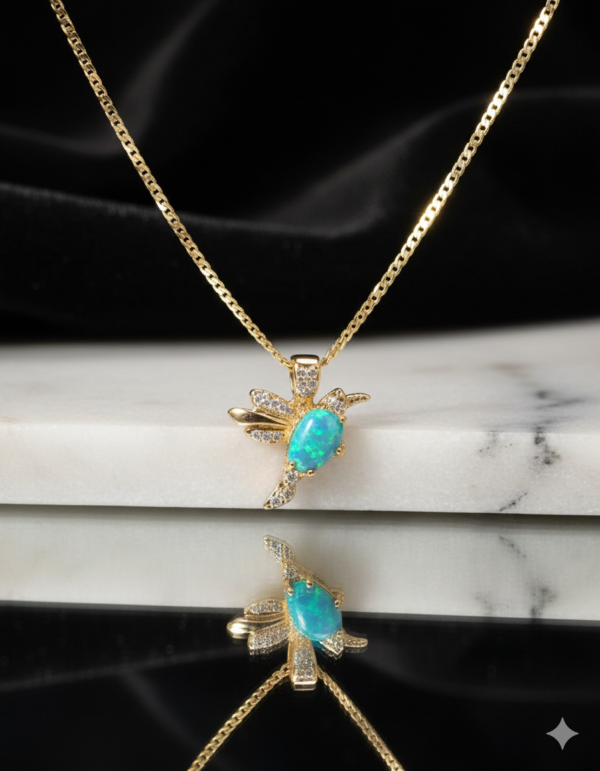 Cadena de 14k con Dije de Colibrí y Piedra Azul
