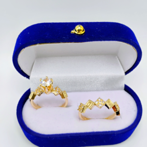 IMG_20251114_134423074_AE~2 Set Geométrico Imperial – Dúo de Anillos Oro 18K con Diseño Moderno