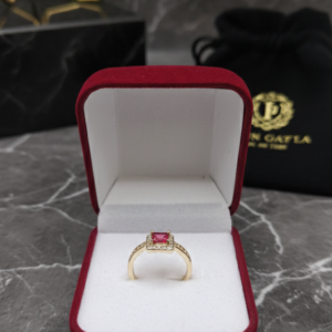 Anillo Royal Ruby – Elegancia en Rojo con Baño de Oro