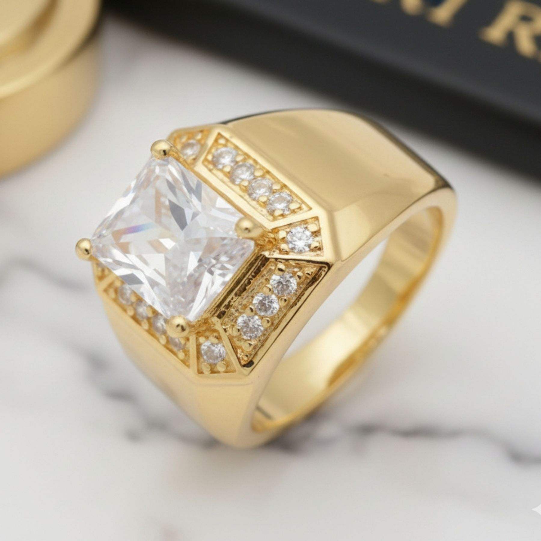 Anillo de lujo con piedra cúbica blanca