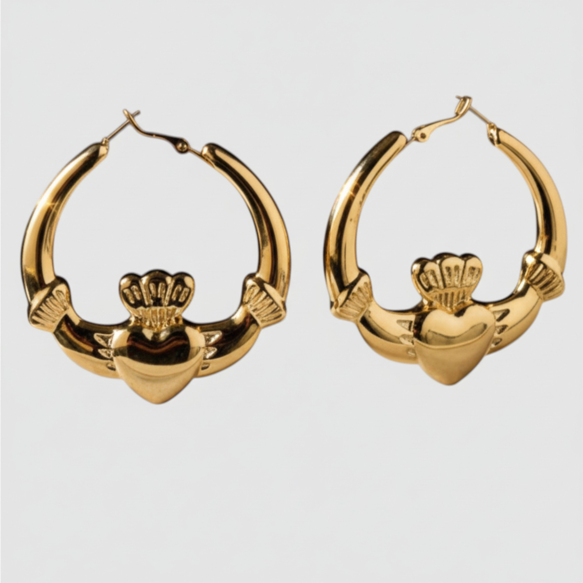 Argollas Claddagh en Oro Laminado 18K – Aros con Corazón, Manos y Corona