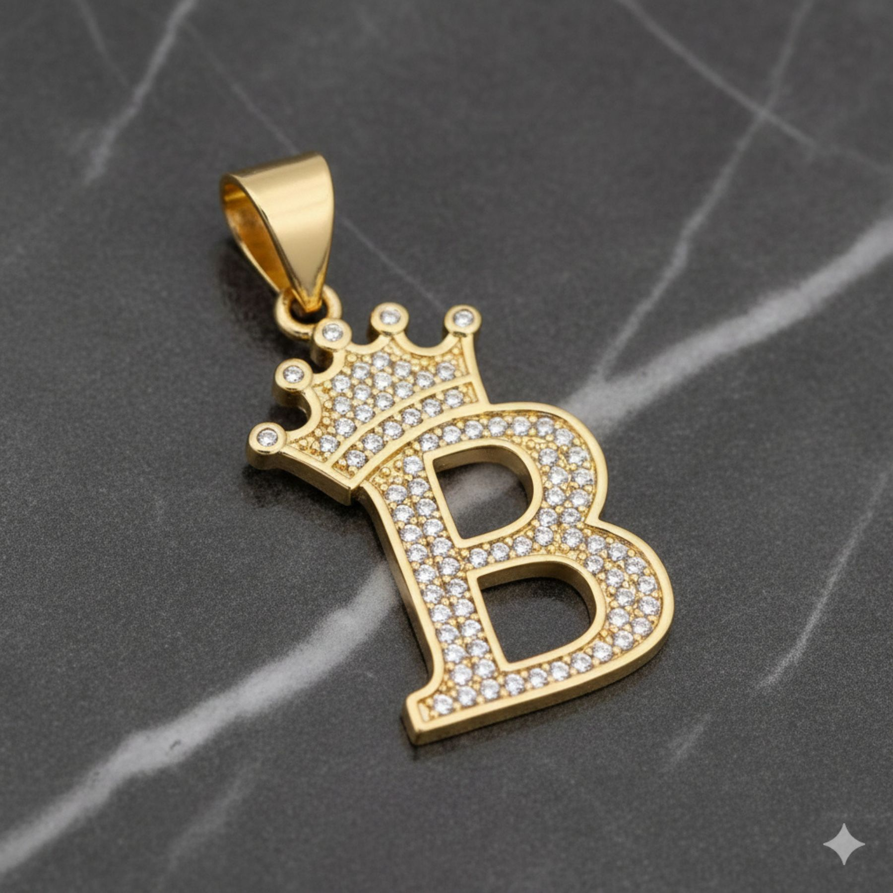 Dije Letra B Corona Real Bañado en Oro 18K