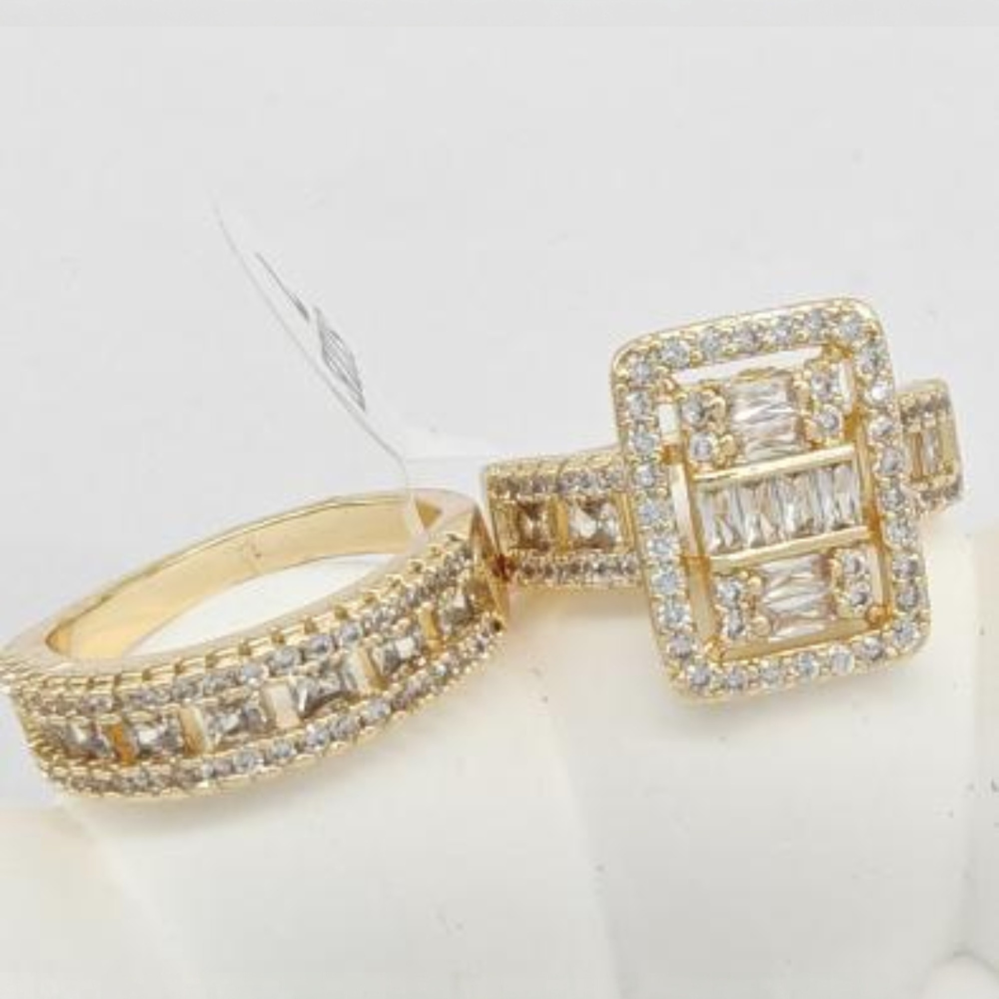 Dúo de Anillos de Compromiso Baguette en Oro Laminado 14K