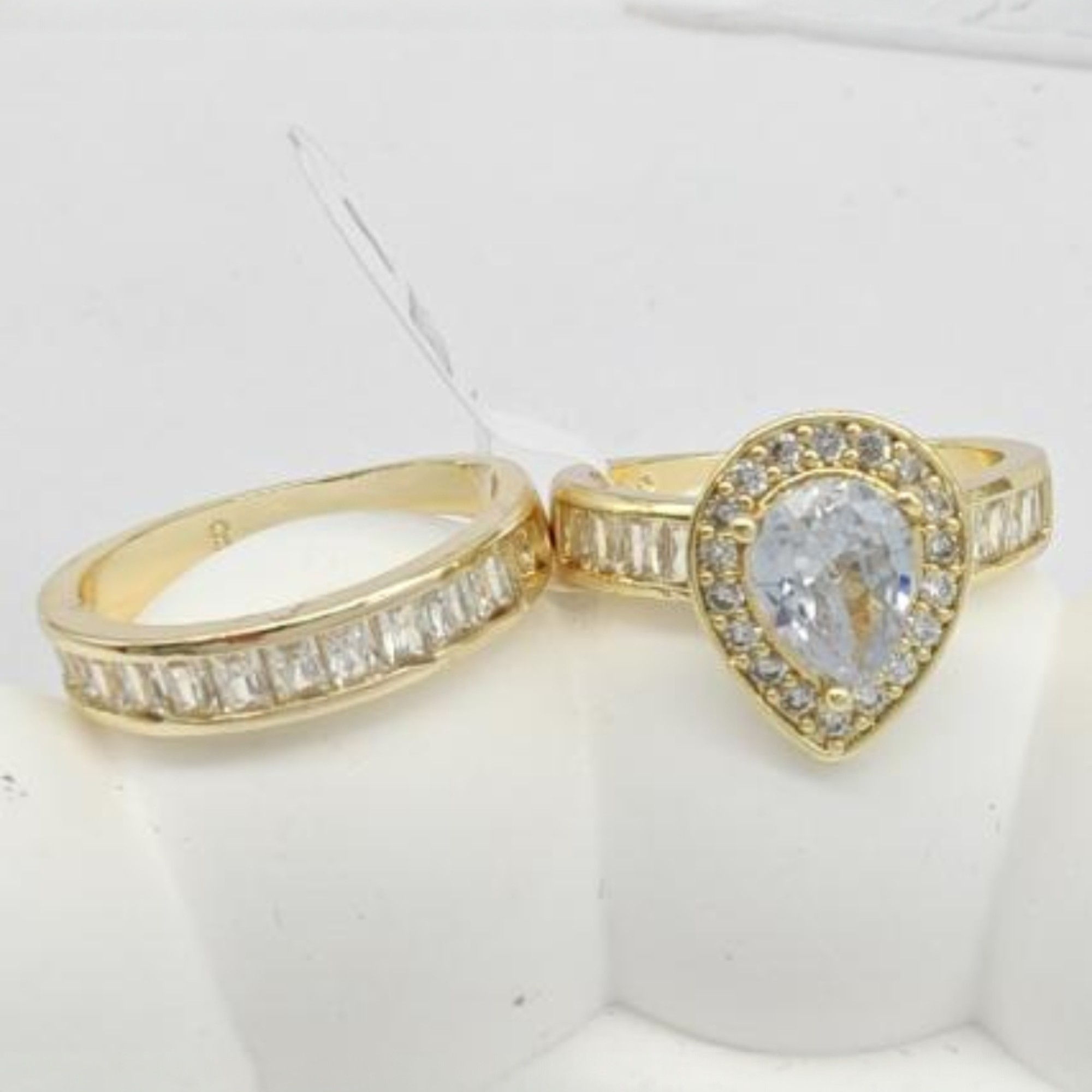 Dúo de Anillos de Compromiso Gota en Oro Laminado 14K