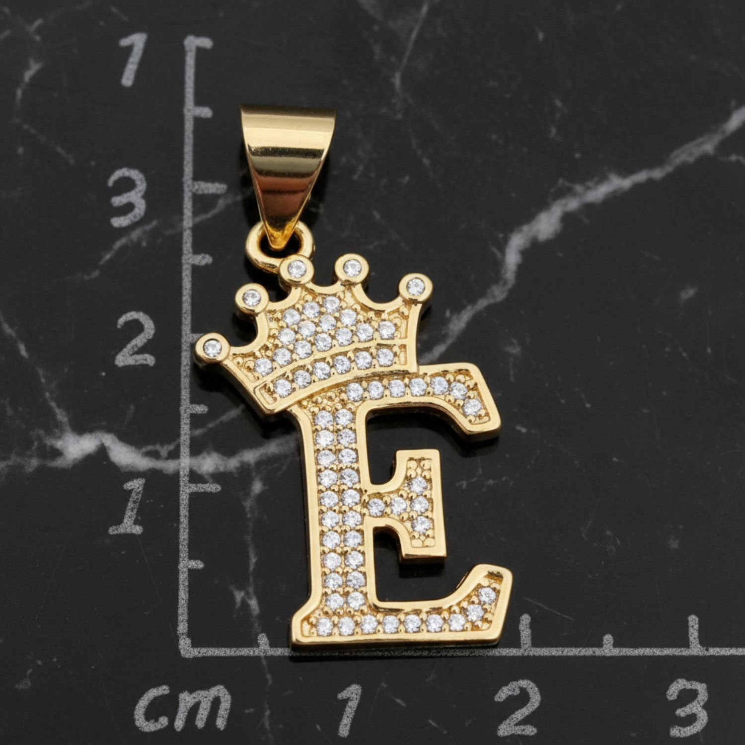 Dije Letra E Corona Real Bañado en Oro 18K
