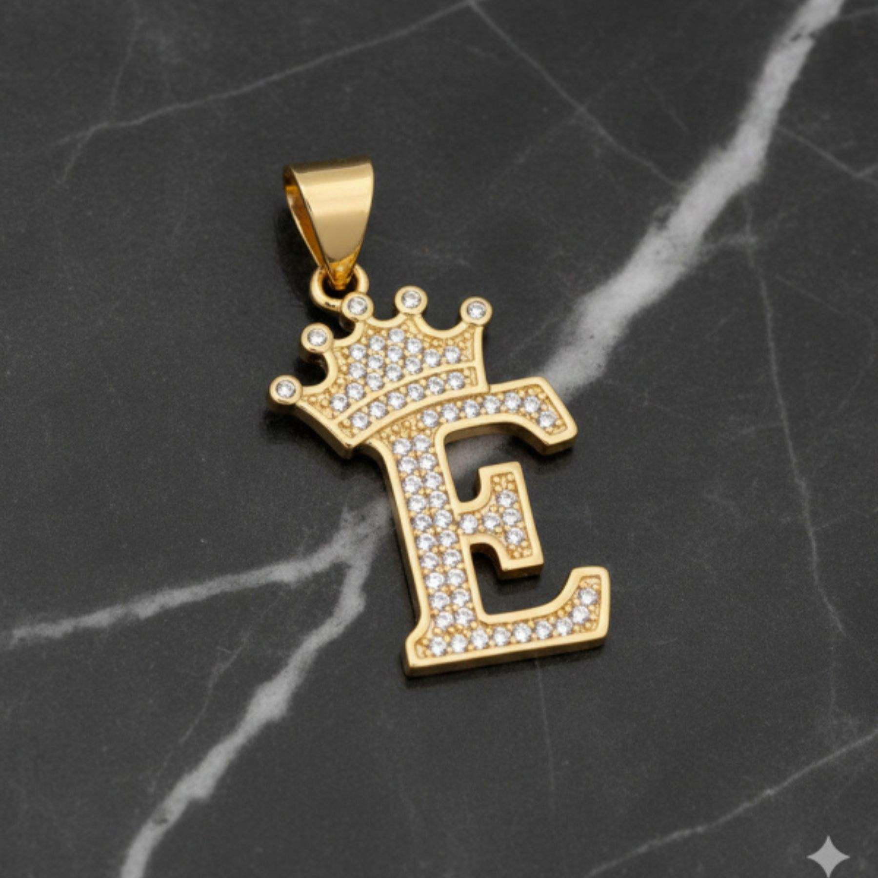 Dije Letra E Corona Real Bañado en Oro 18K