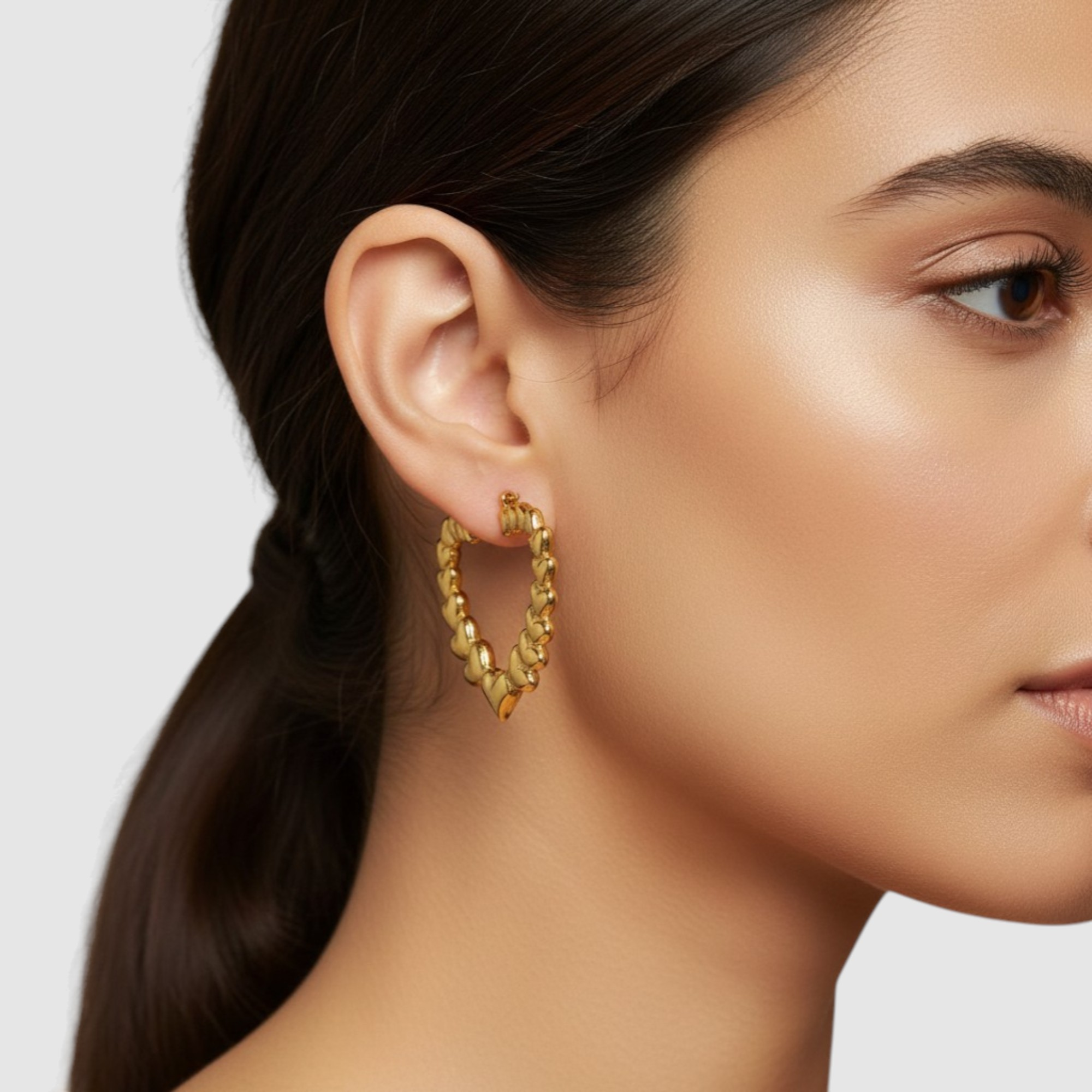 Aretes Argolla Corazones en Oro Laminado 18K– Estilo Romántico
