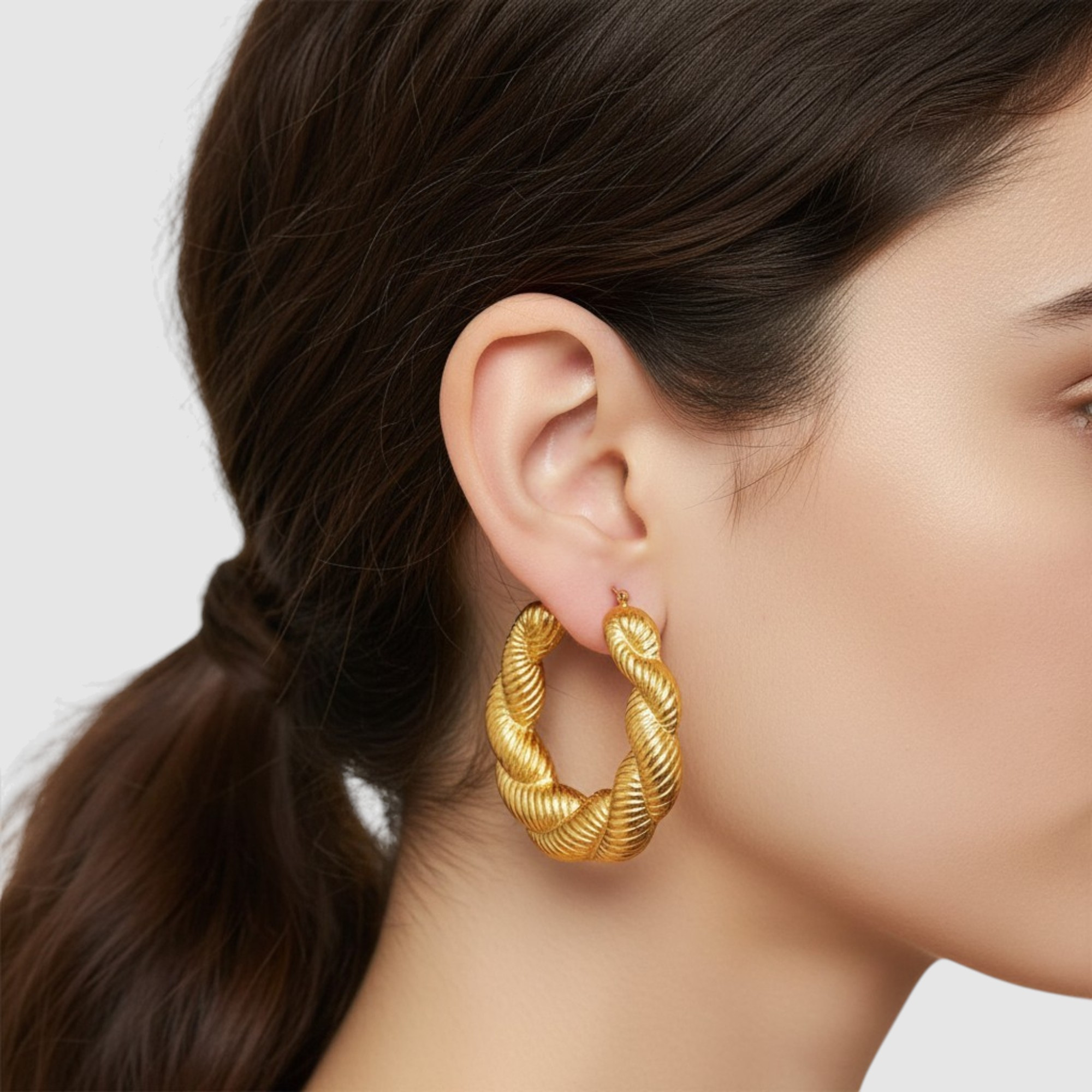 Aretes Tipo Argolla Trenzada en Oro Laminado 14K – Diseño Clásico y Sofisticado