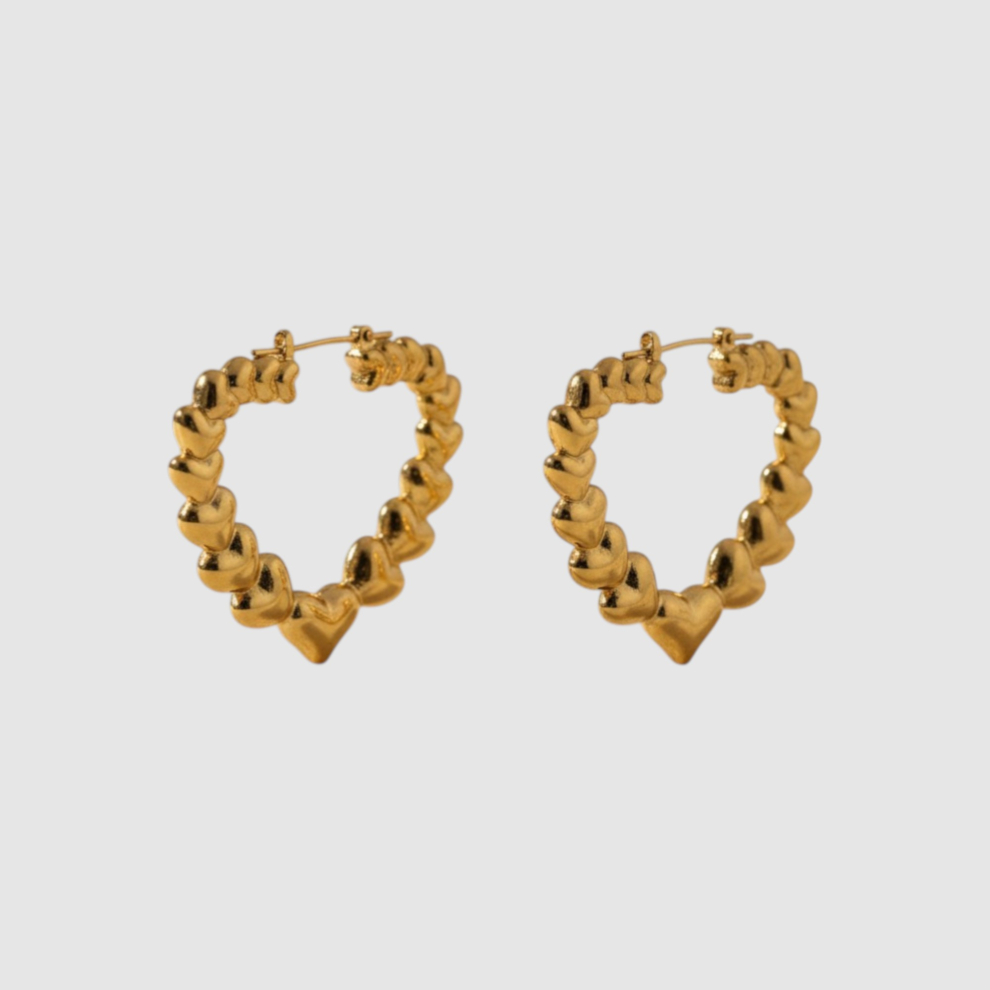 Aretes Argolla Corazones en Oro Laminado 18K– Estilo Romántico