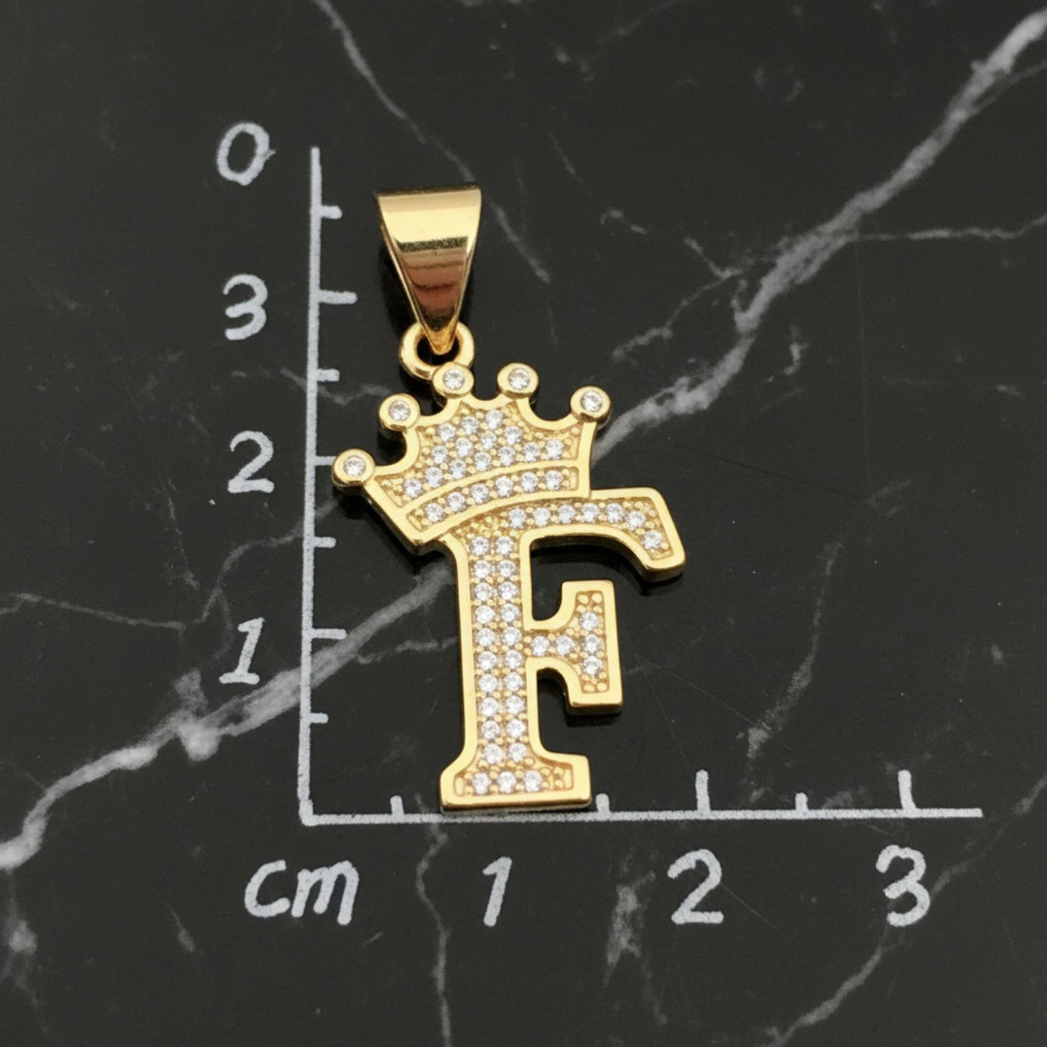 Dije Letra E Corona Real Bañado en Oro 18K