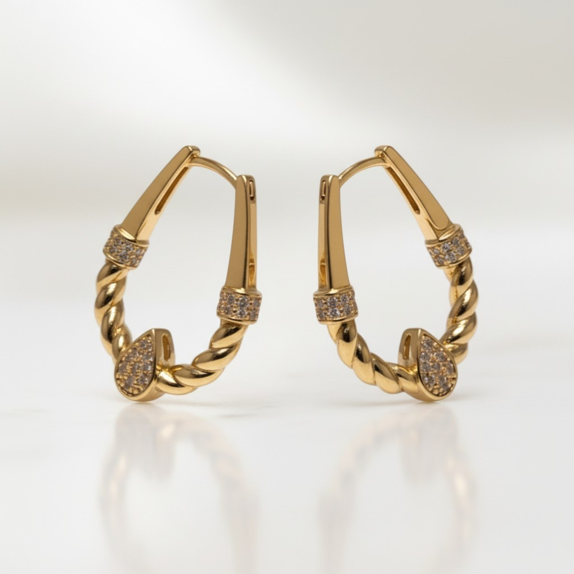 Argollas Trenzadas con Esfera Brillante en Oro Laminado 14K