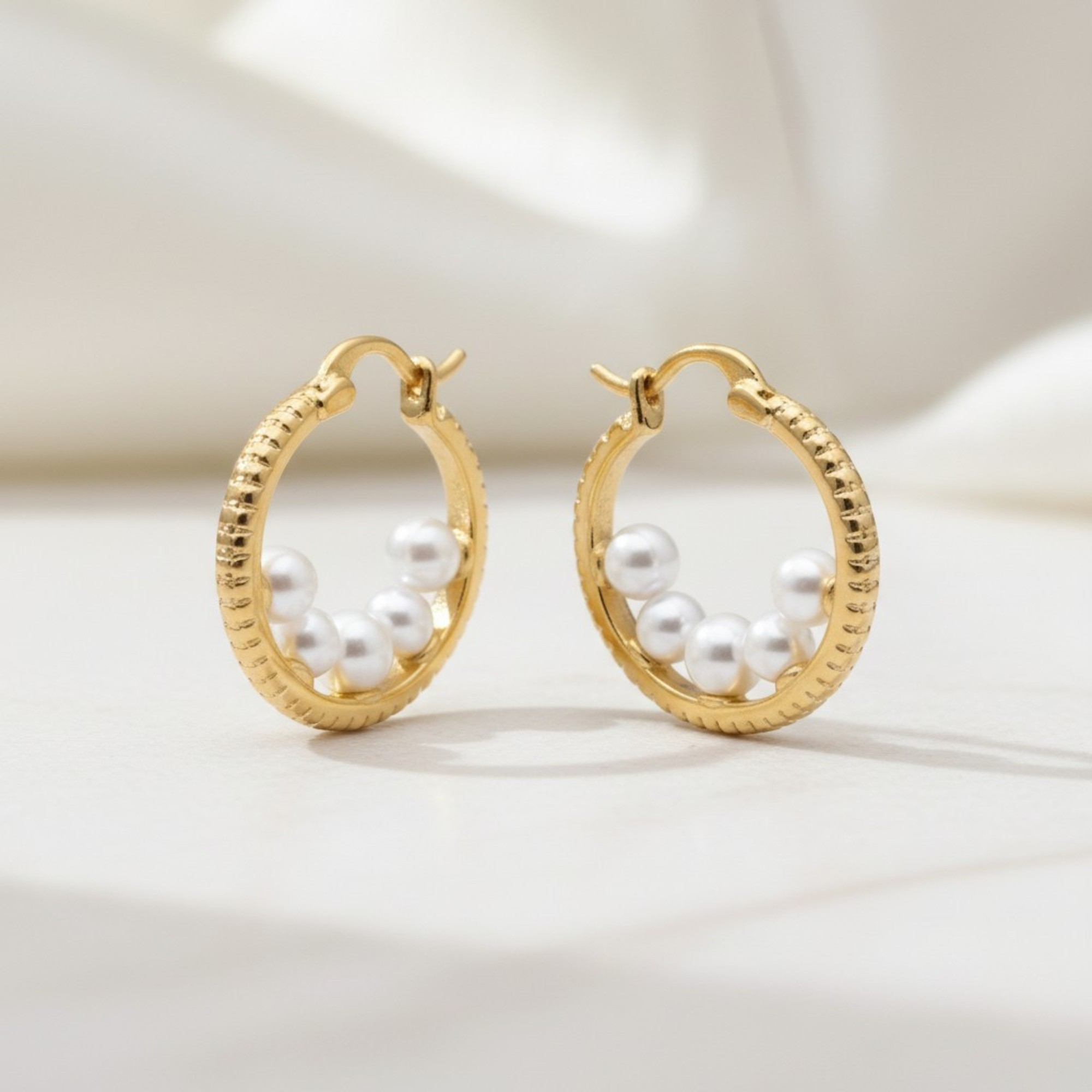 H 11 Aros Circulares con Perlas en Oro Laminado 14K – Diseño Elegante y Sofisticado