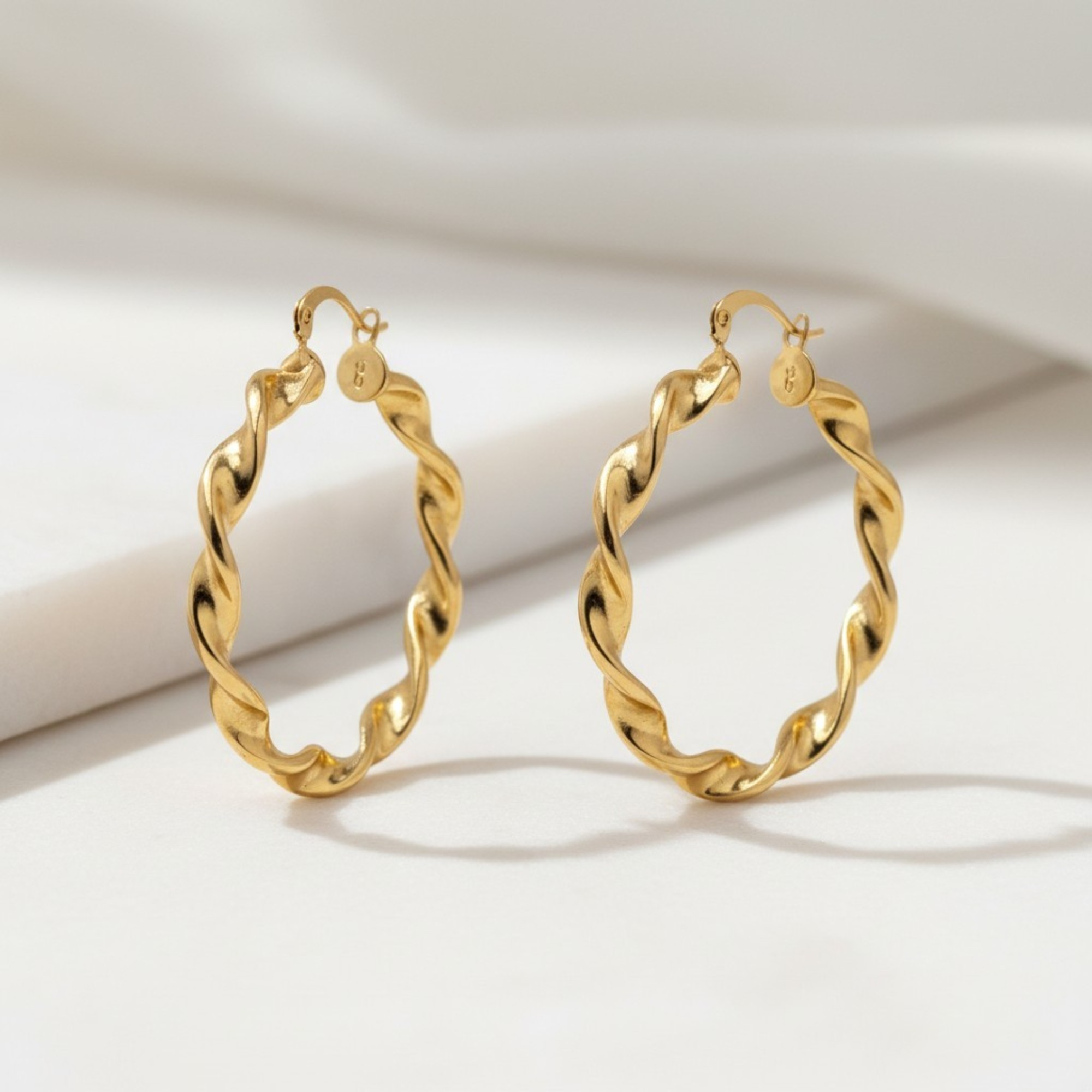 Aros Retorcidos en Oro Laminado 18K – Pendientes Circulares Elegantes