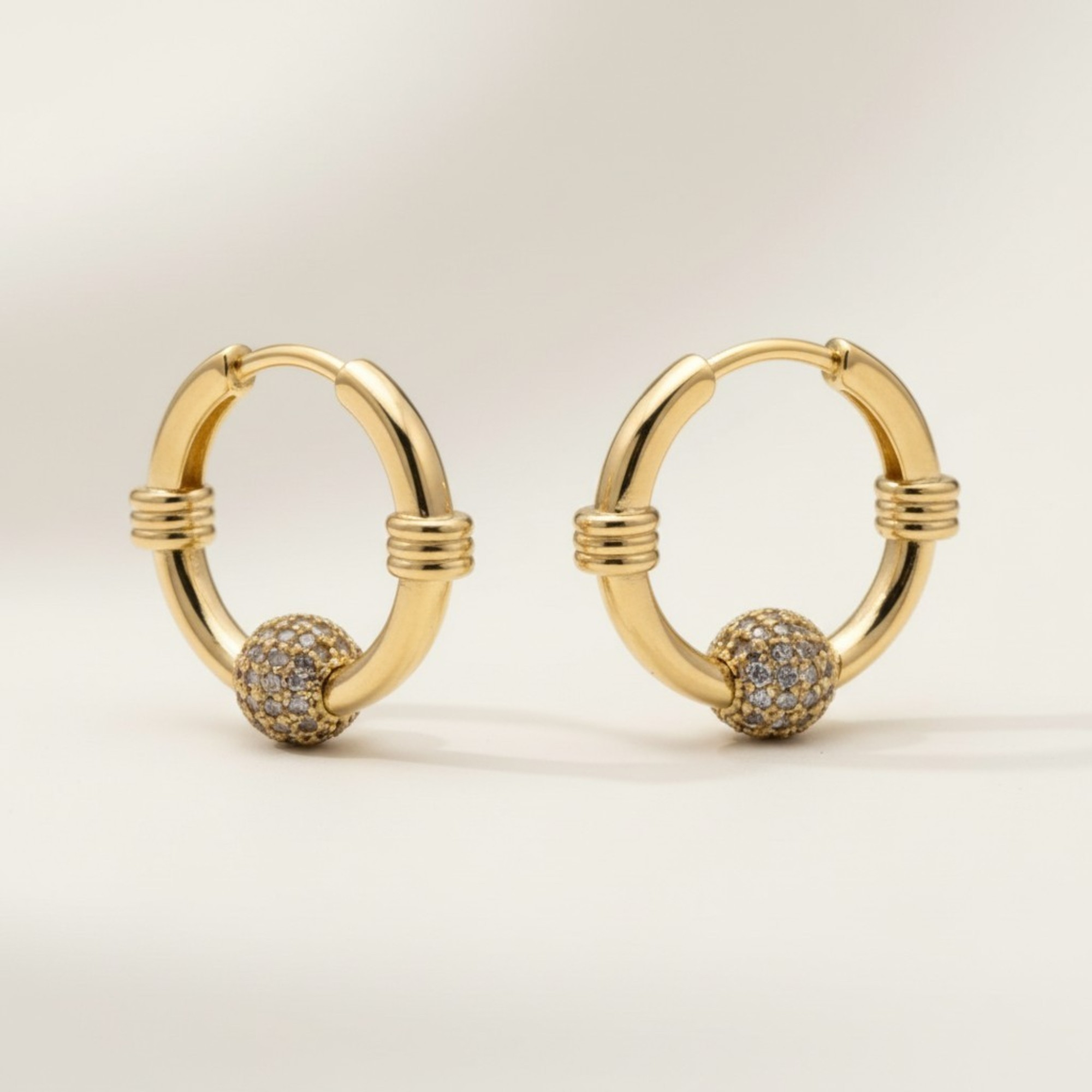 Aretes Tipo Huggie con Esfera de Zirconias – Oro Laminado 14K