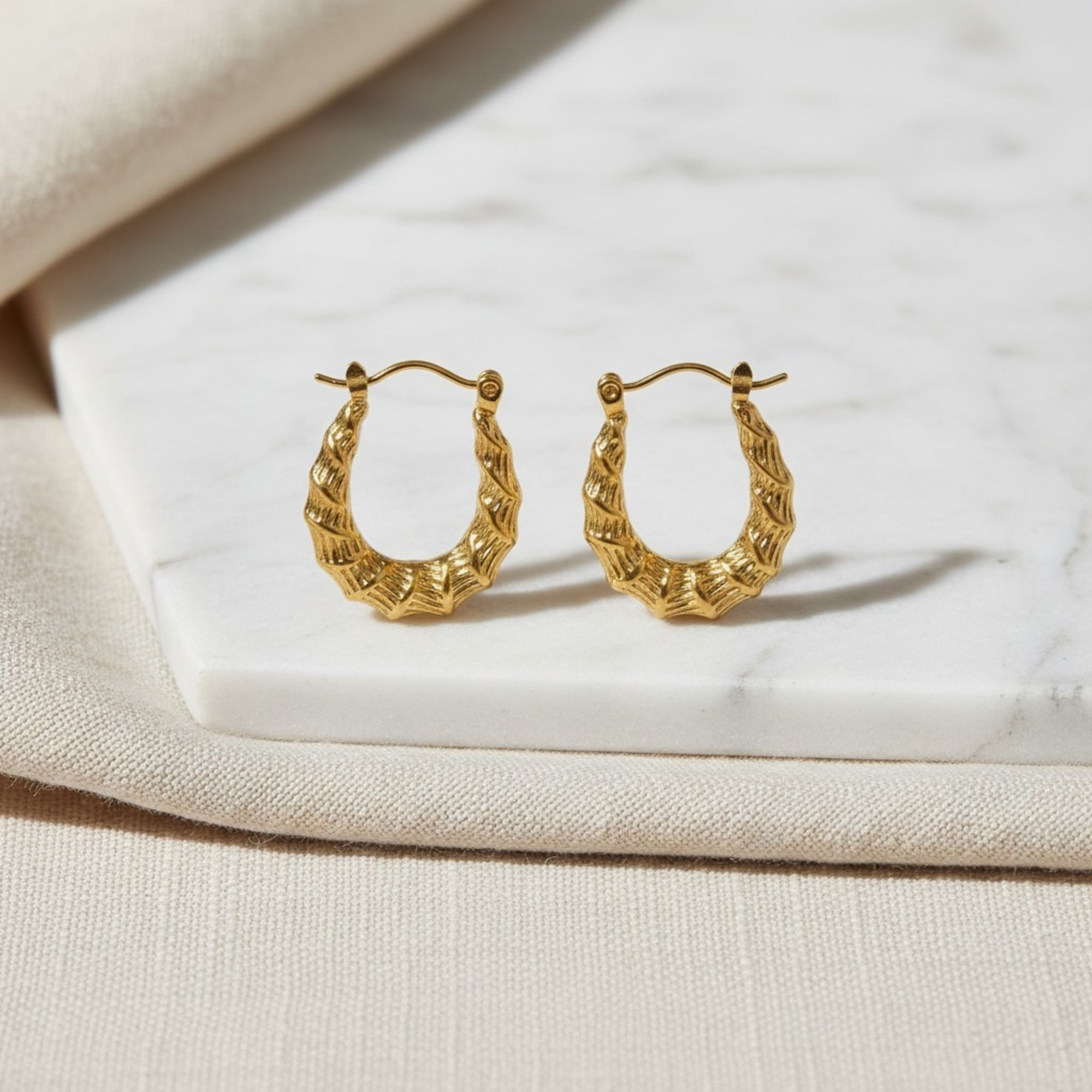 Aros Hexagonales Texturizados en Oro Laminado 14K