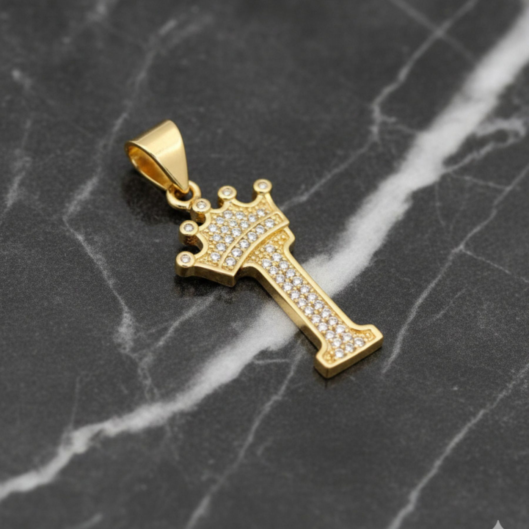 Dije Letra I Corona Real Bañado en Oro 18K
