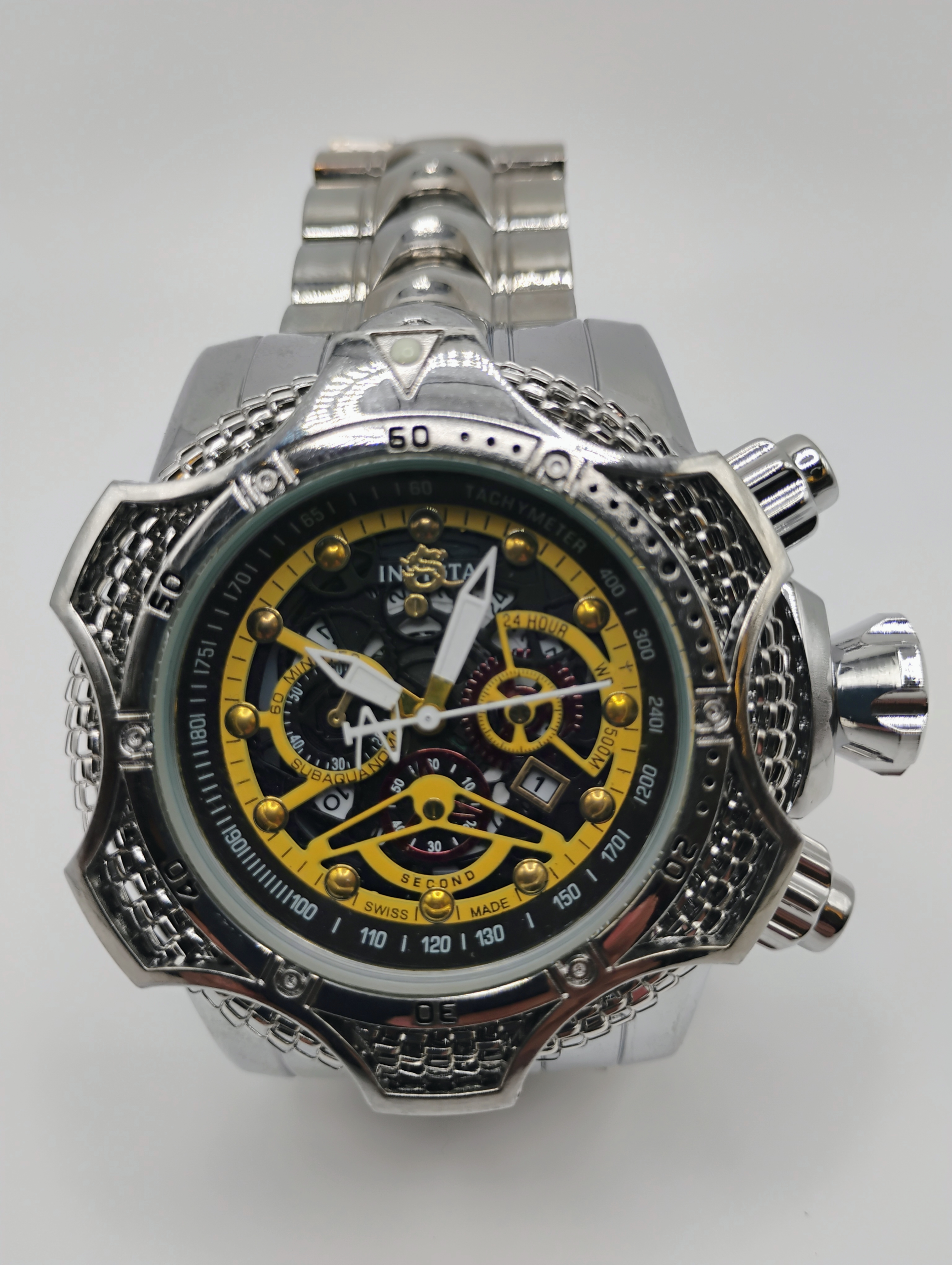 Reloj Deportivo de Cuarzo para Hombre INVIC – Esfera Grande Dorada y Correa de Acero Plateado