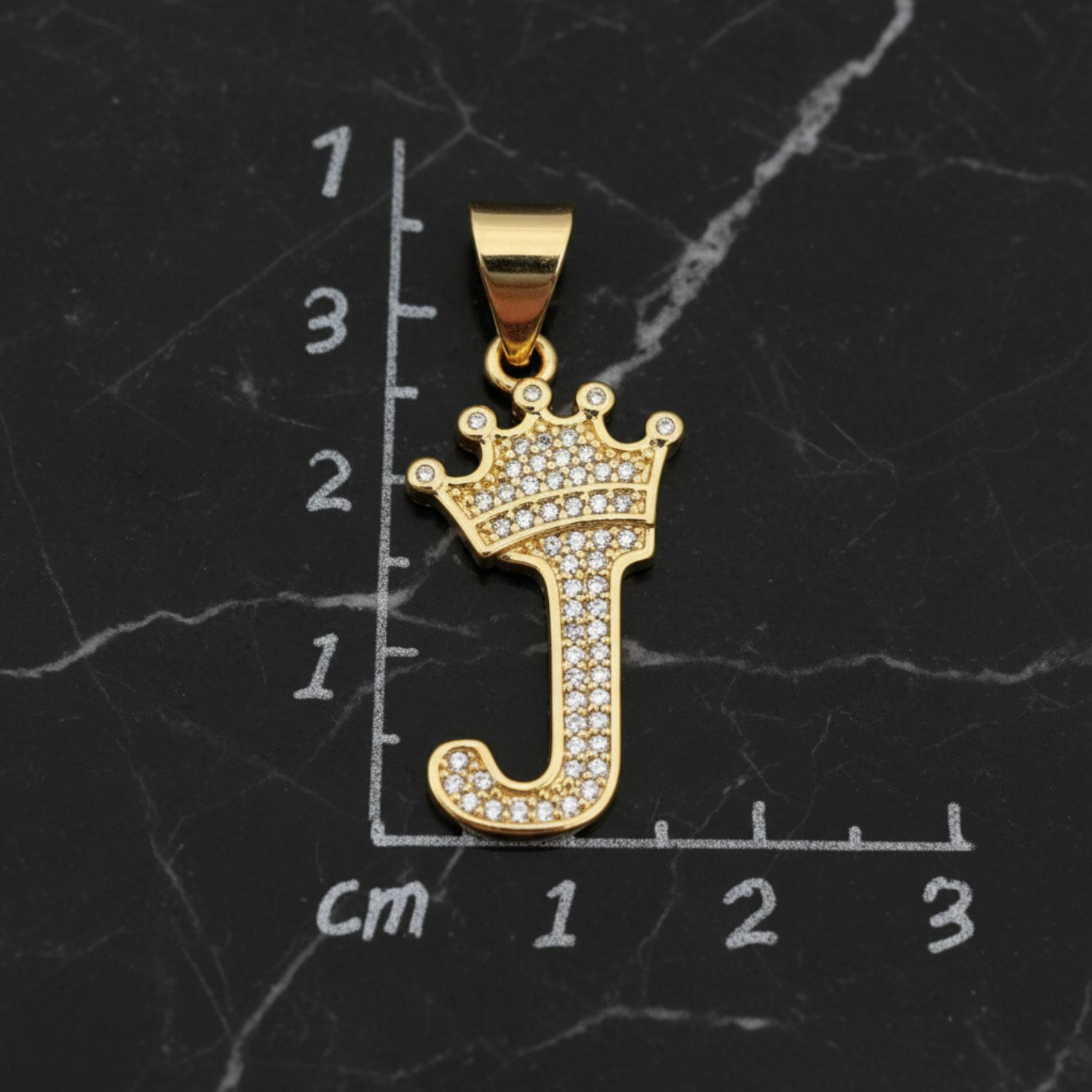 Dije Letra J Corona Real Bañado en Oro 18K