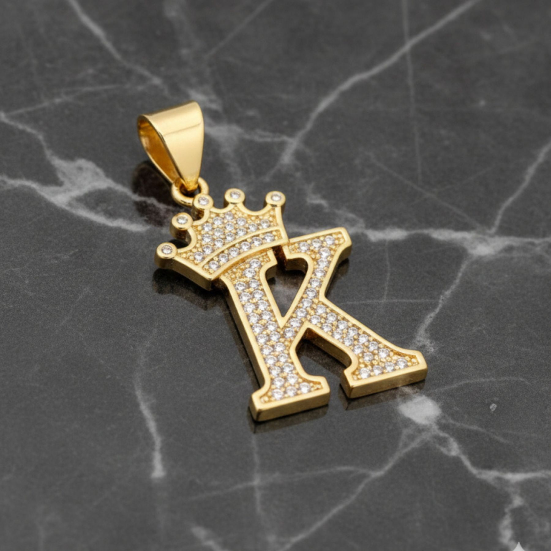 Dije Letra K Corona Real Bañado en Oro 18K