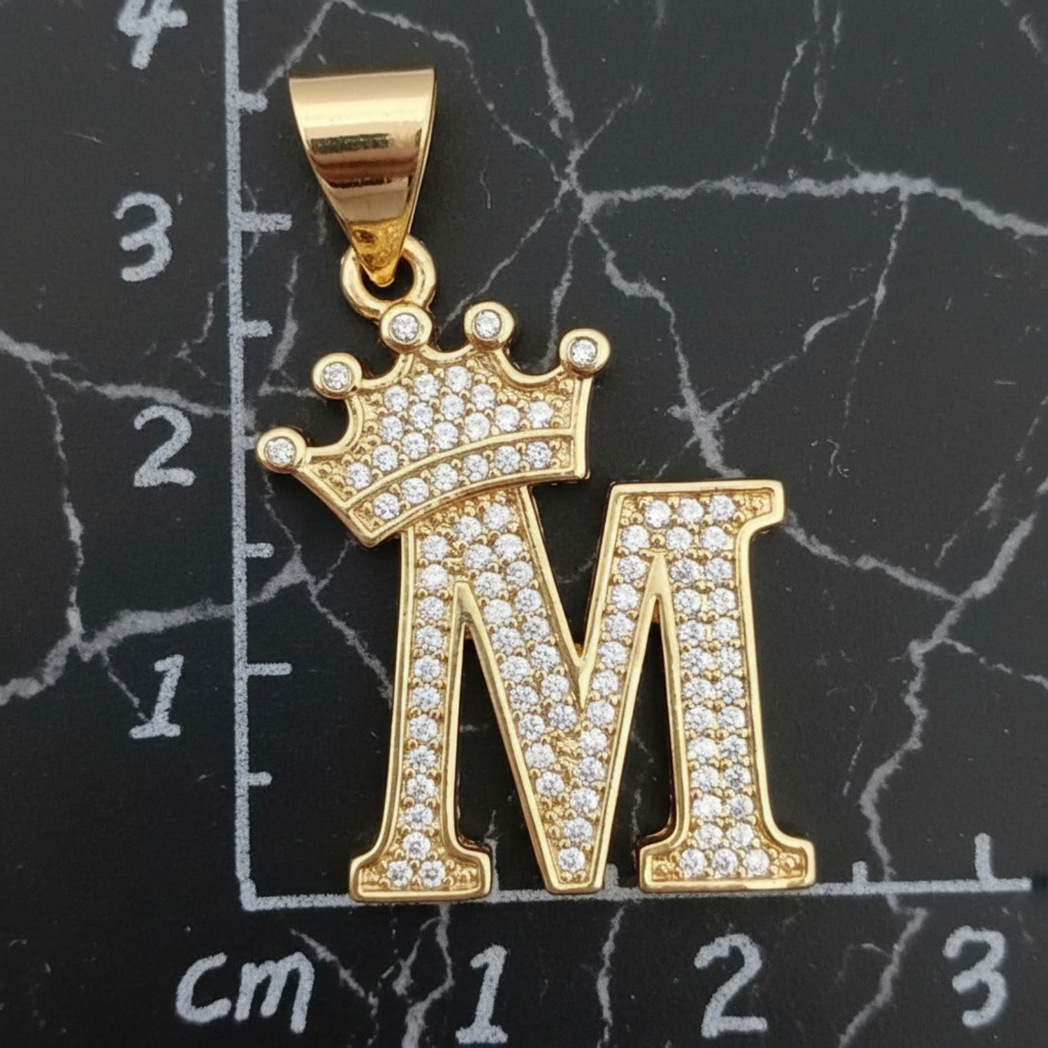 Dije Letra M Corona Real Bañado en Oro 18K