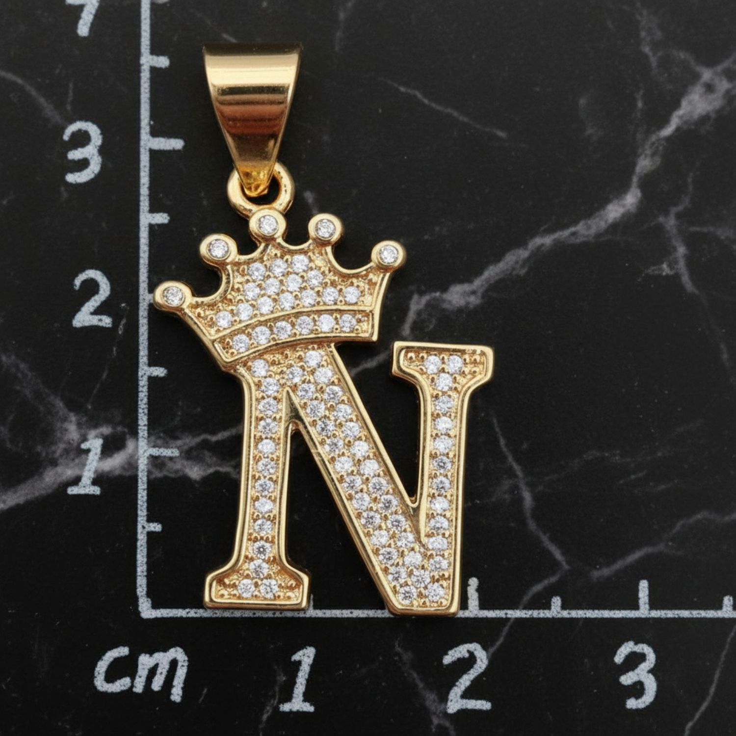 Dije Letra N Corona Real Bañado en Oro 18K
