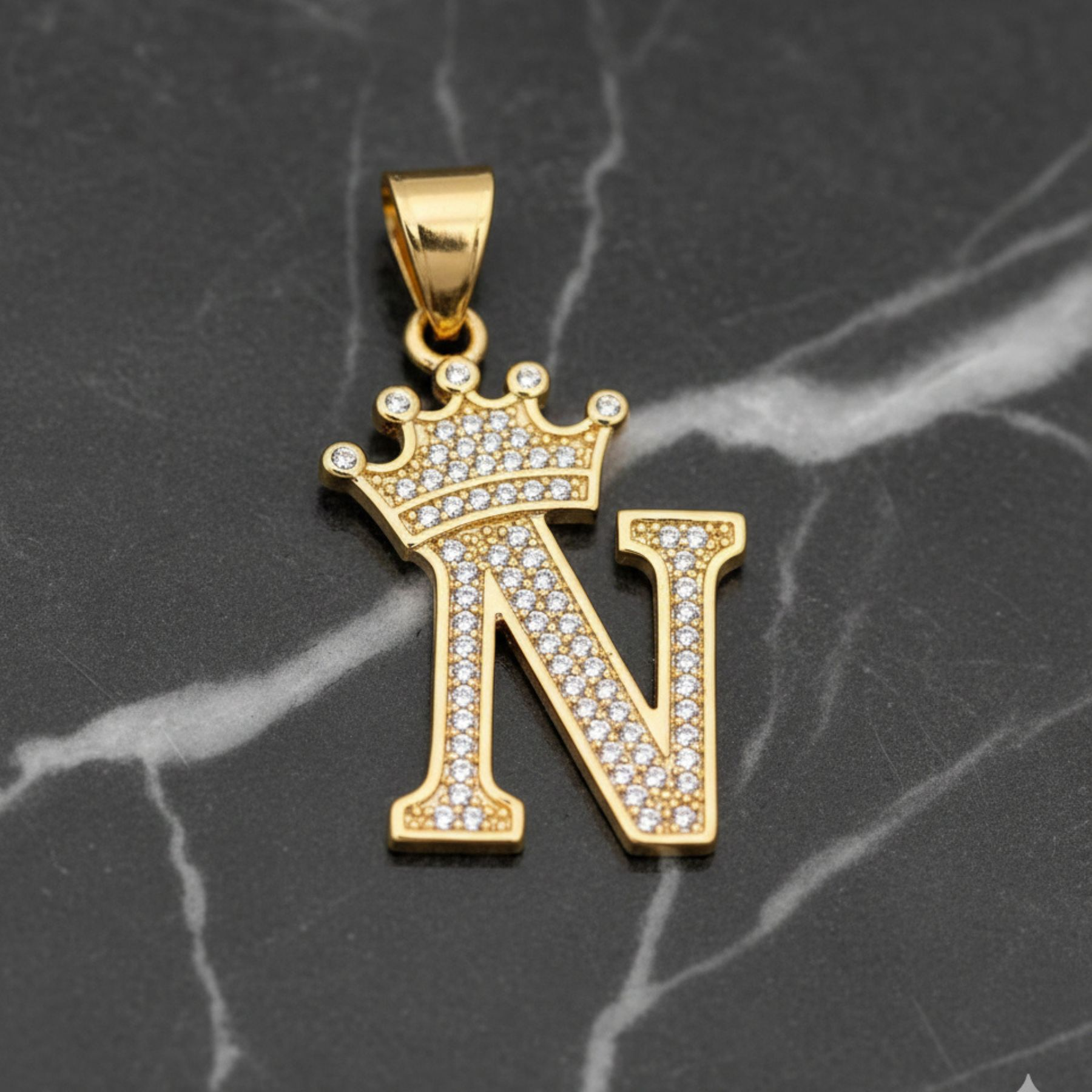 Dije Letra N Corona Real Bañado en Oro 18K