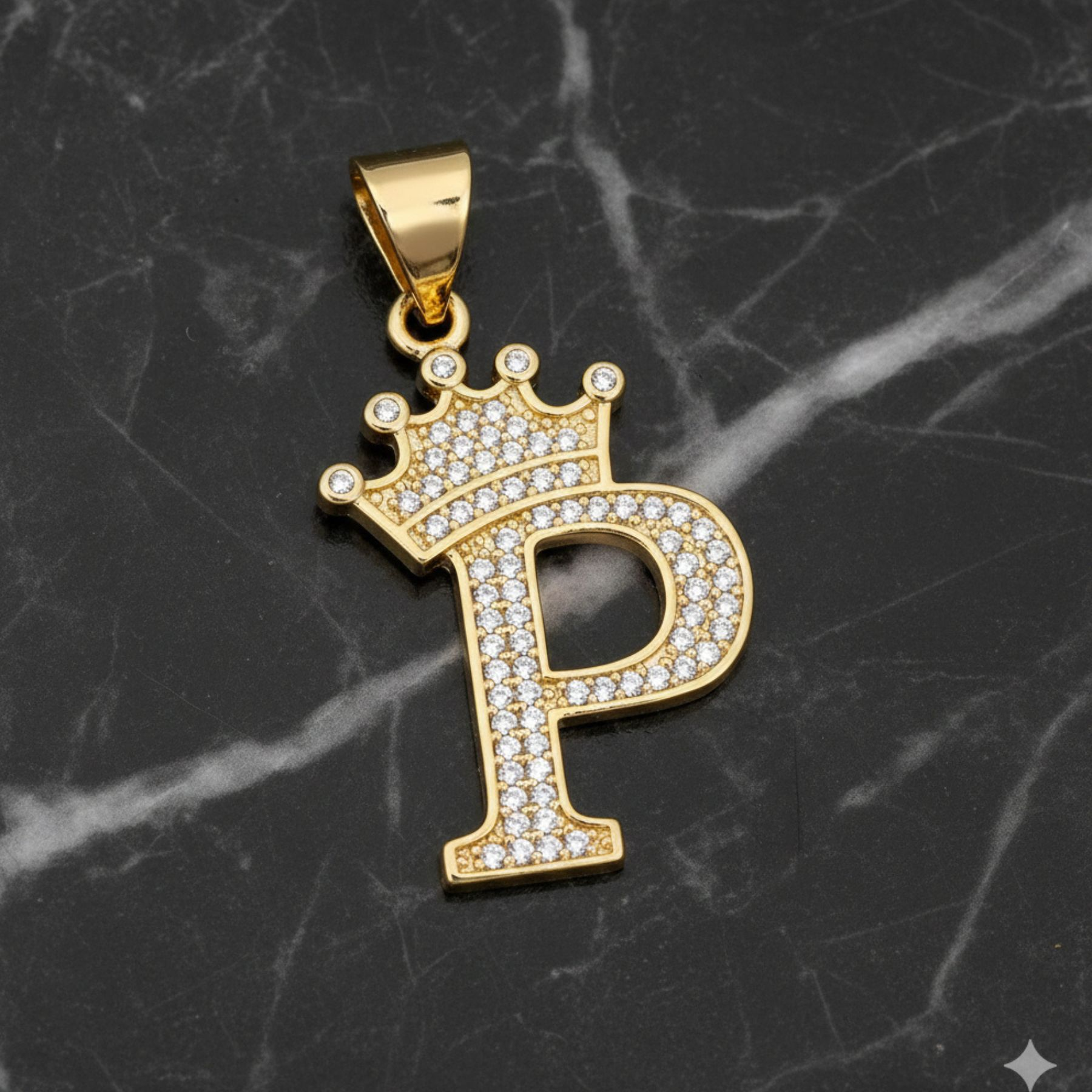 Dije Letra P Corona Real Bañado en Oro 18K