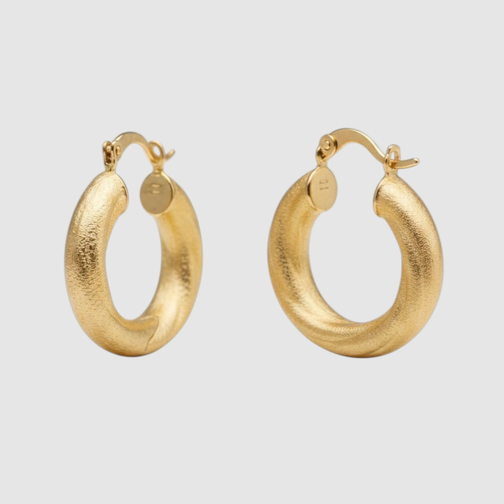 Aros Bruma Dorada en Oro Laminado 14K – Diseño Texturizado Elegante