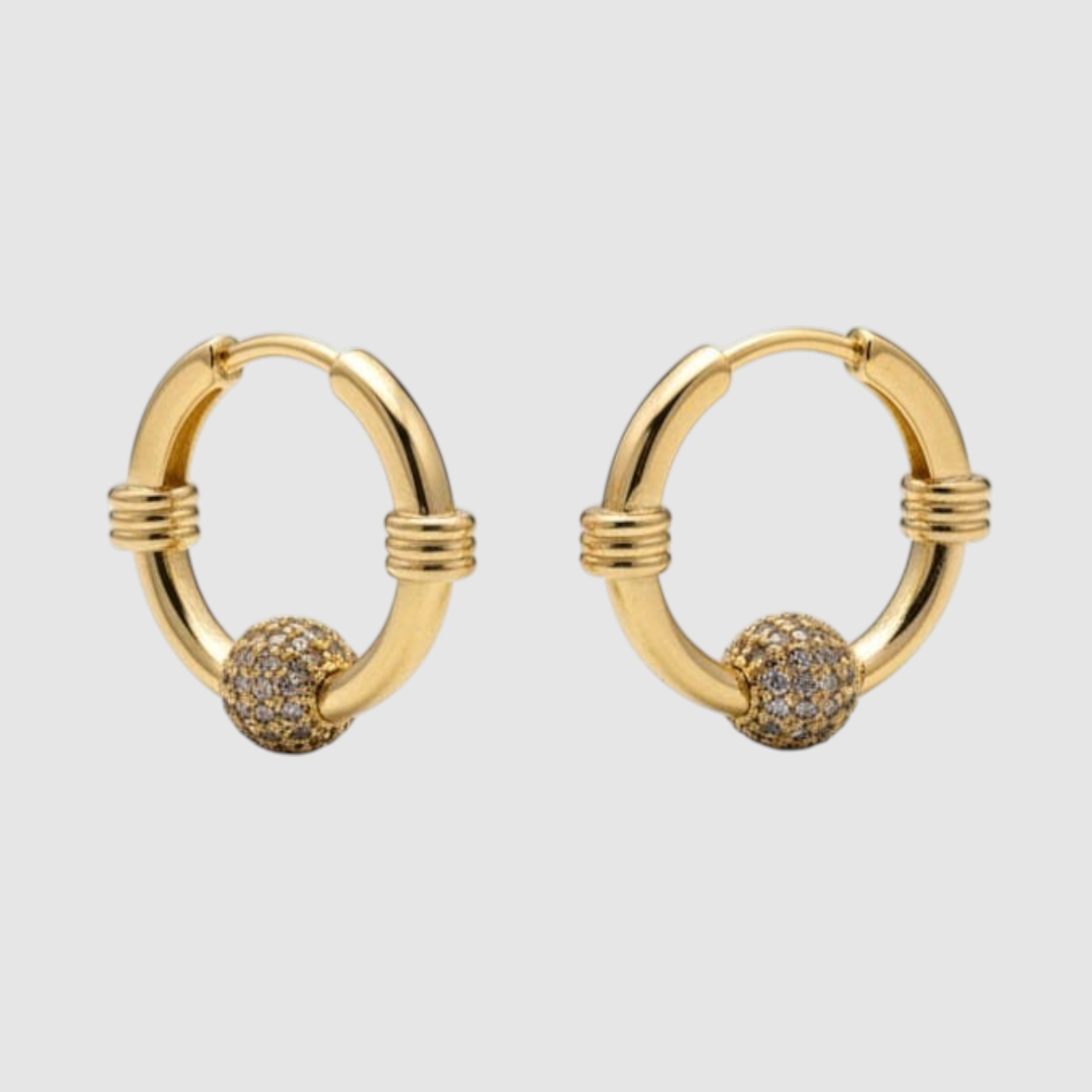 Aretes Tipo Huggie con Esfera de Zirconias – Oro Laminado 14K