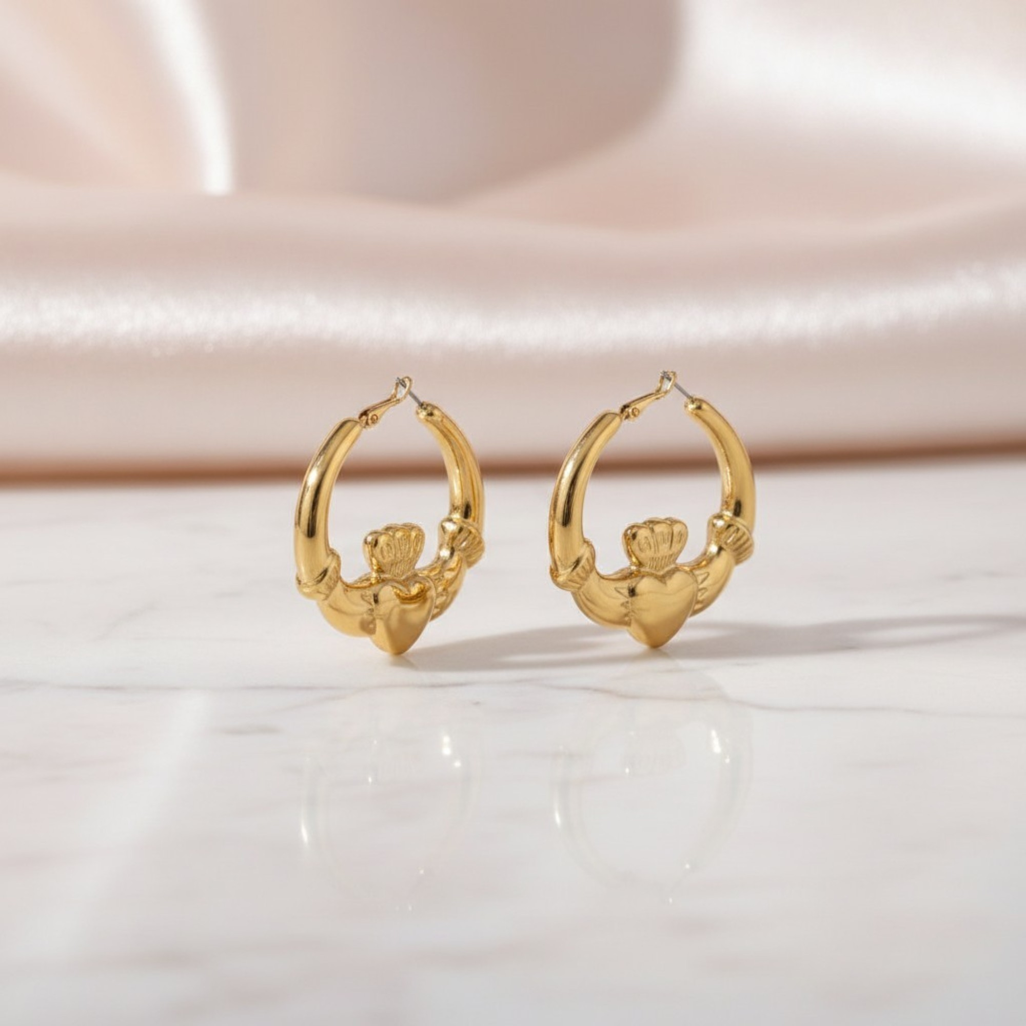 S 15 Argollas Claddagh en Oro Laminado 18K – Aros con Corazón, Manos y Corona