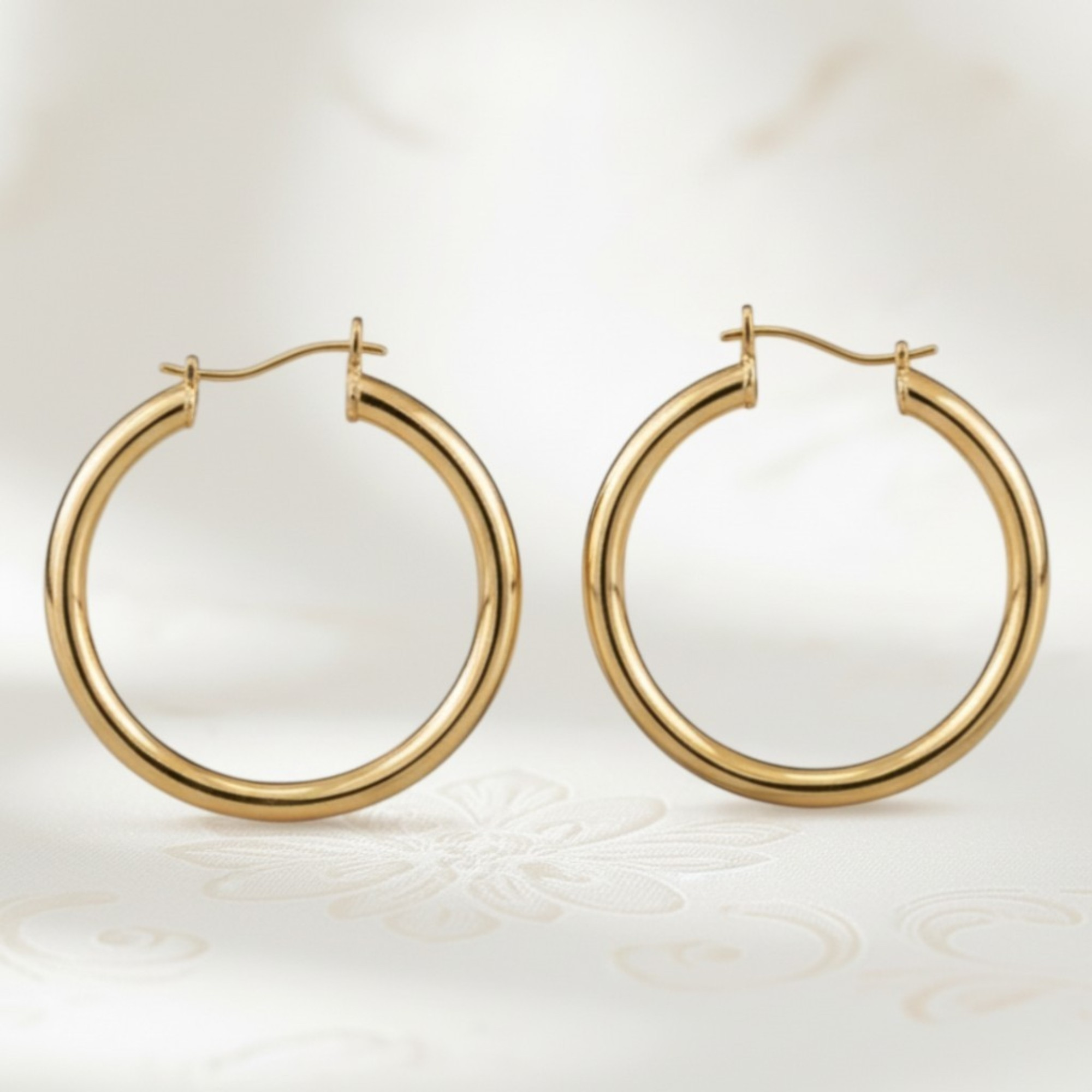 aros clásicos elegante en oro laminado 18k