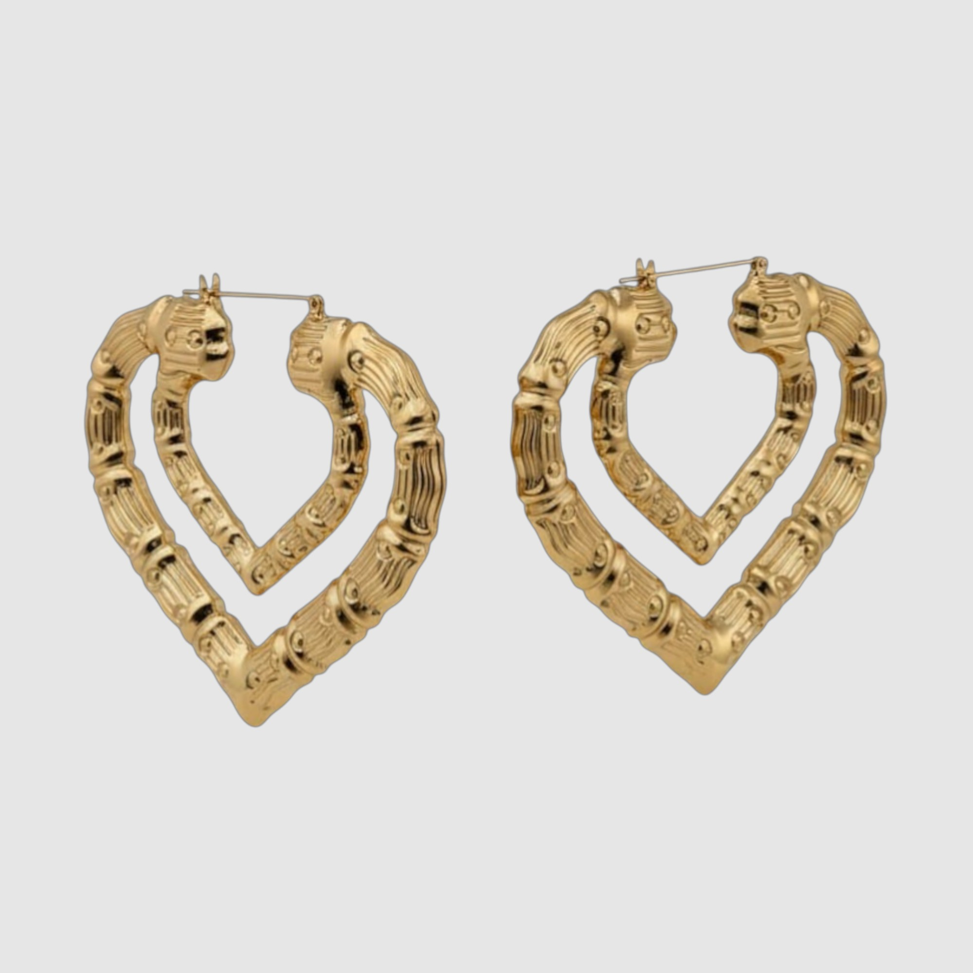 Aretes Corazón Texturizado en Oro Laminado 18K – Diseño Sofisticado