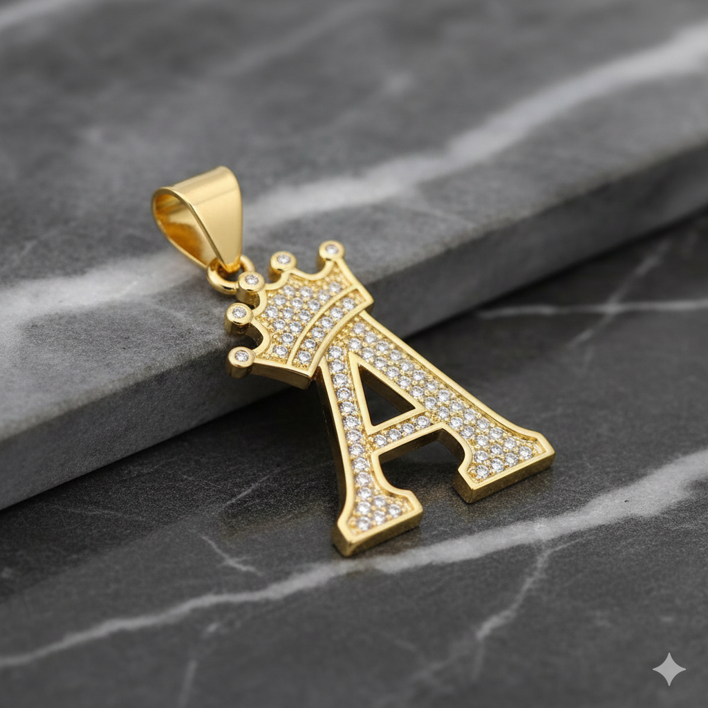Dije Letra “A” con Corona Bañado en Oro 18K