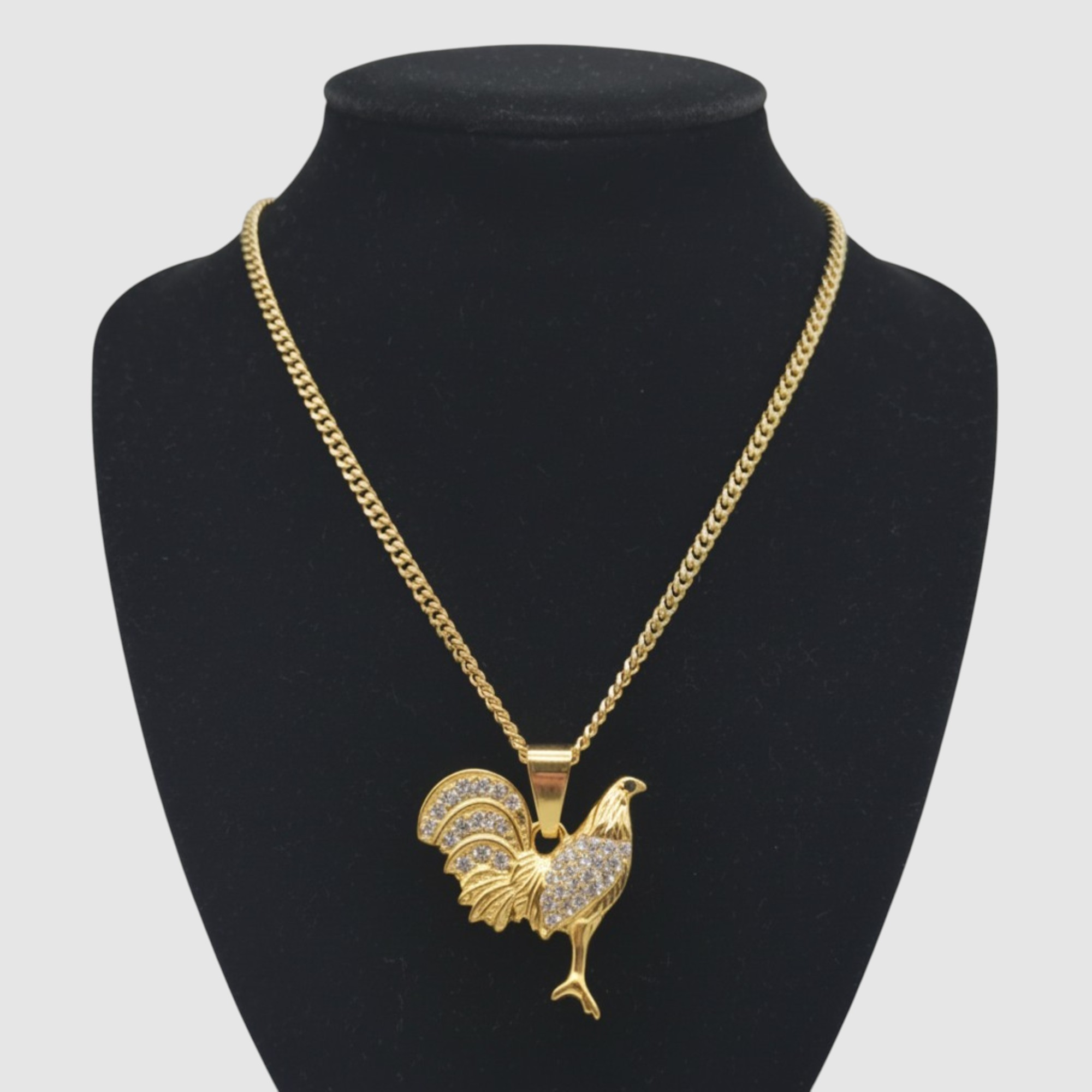 Cadena con dije de gallo en oro laminado 14K