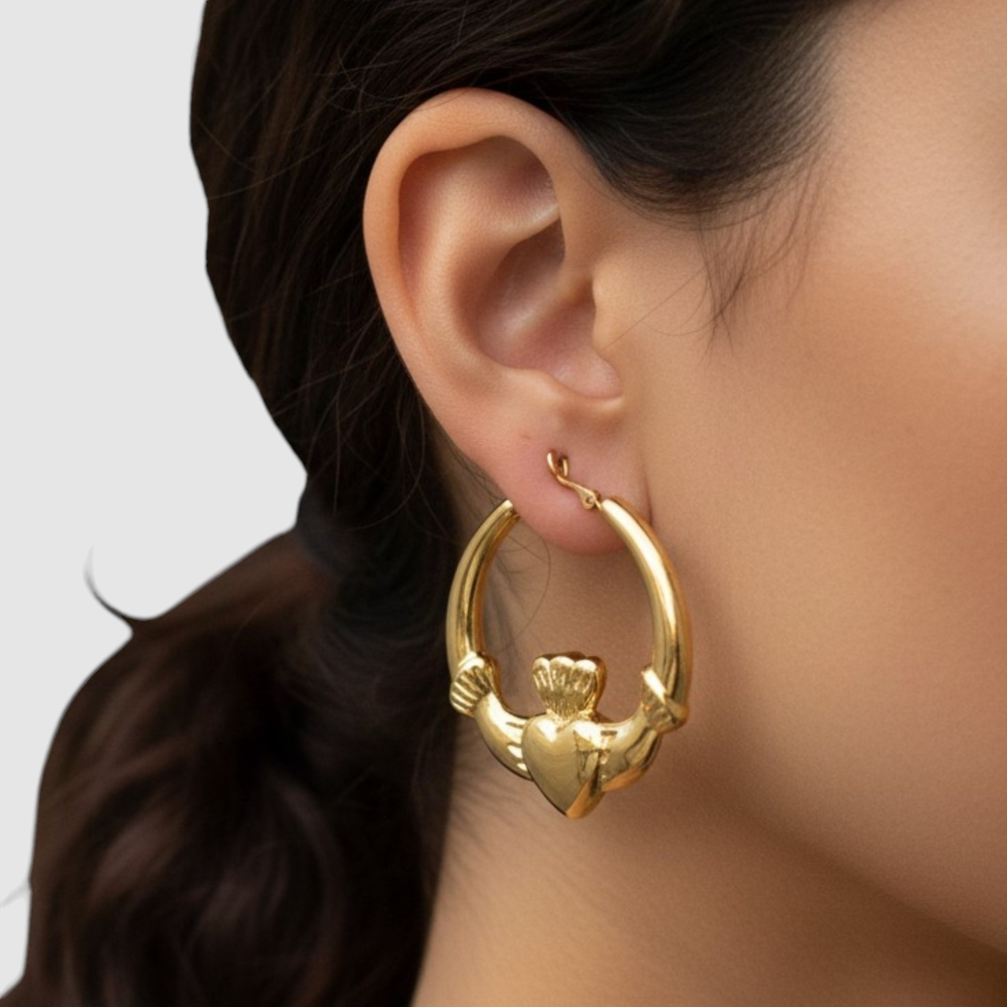 fd-1-1.webp Argollas Claddagh en Oro Laminado 18K – Aros con Corazón, Manos y Corona