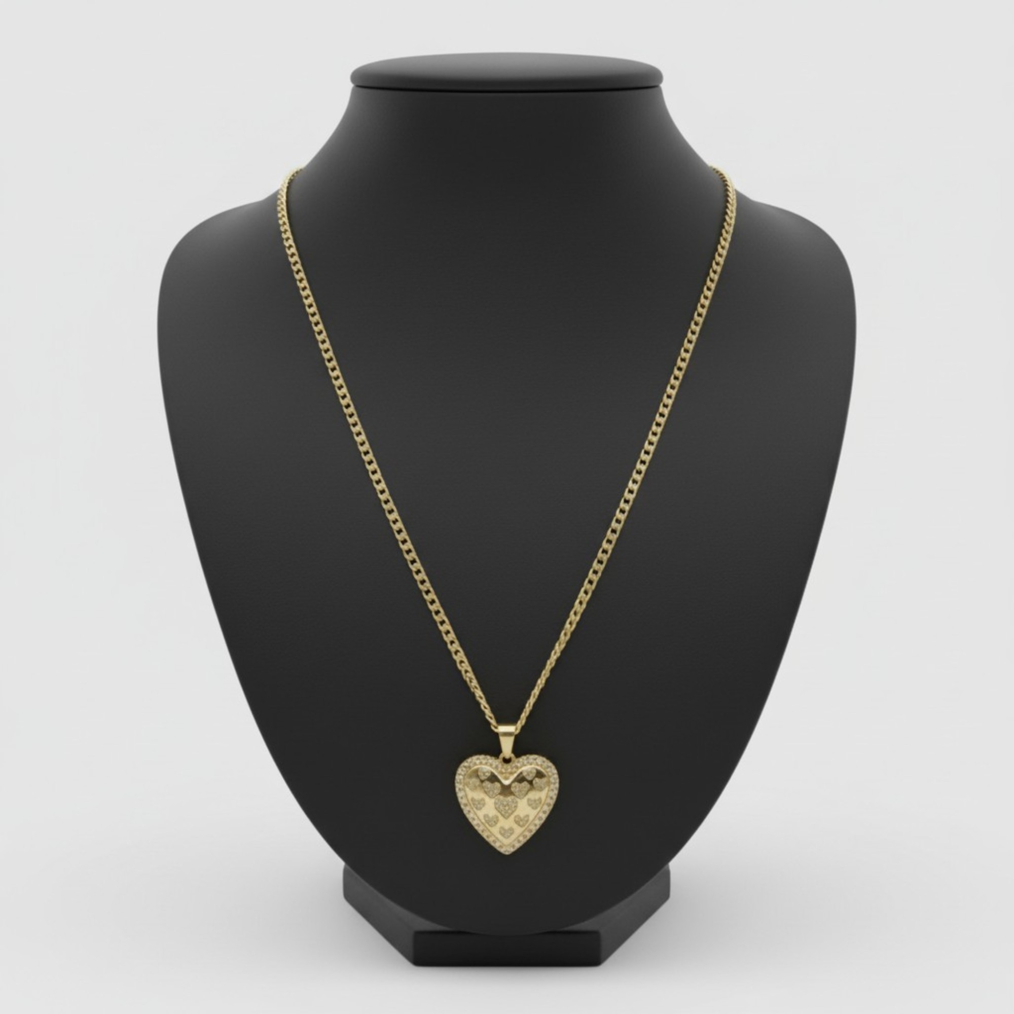 Cadena fina con dije de corazón decorado en oro laminado 14K