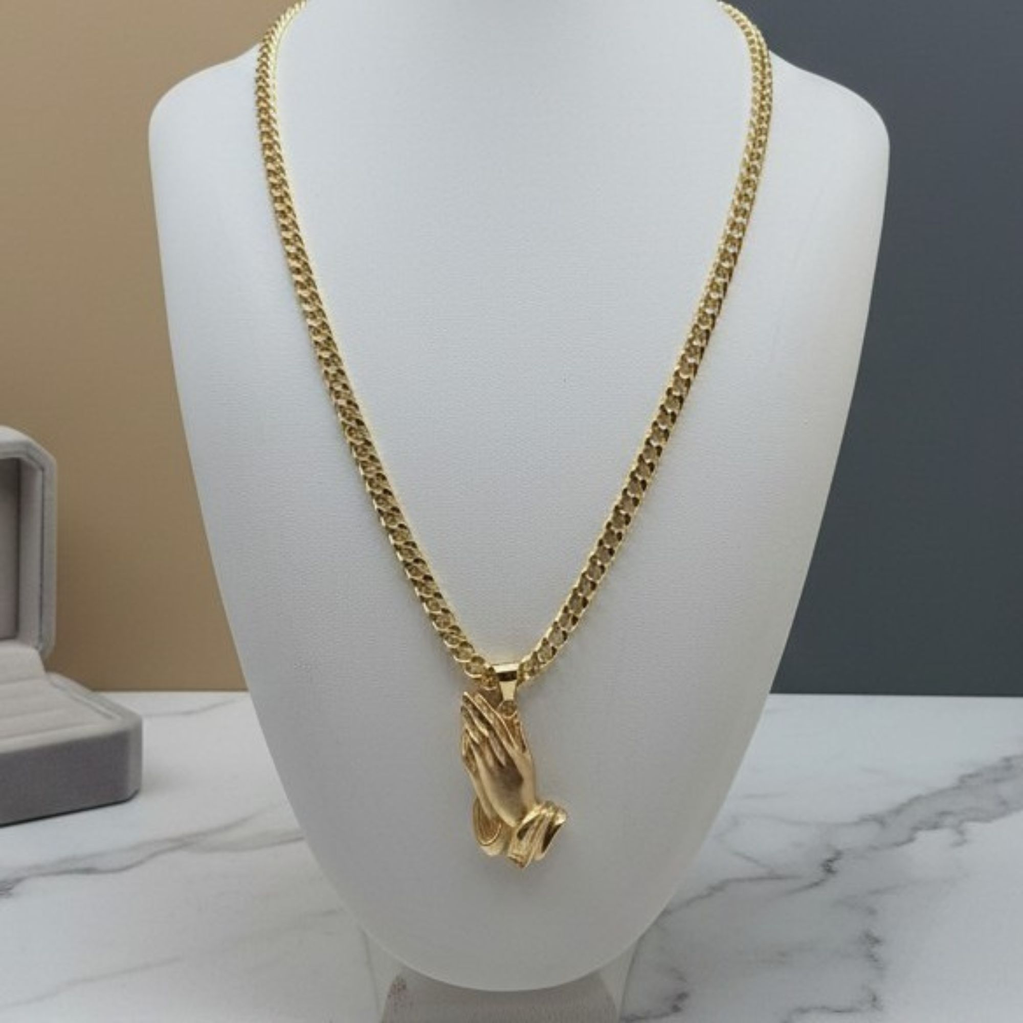 Cadena Dorada con Dije de Manos Rezando