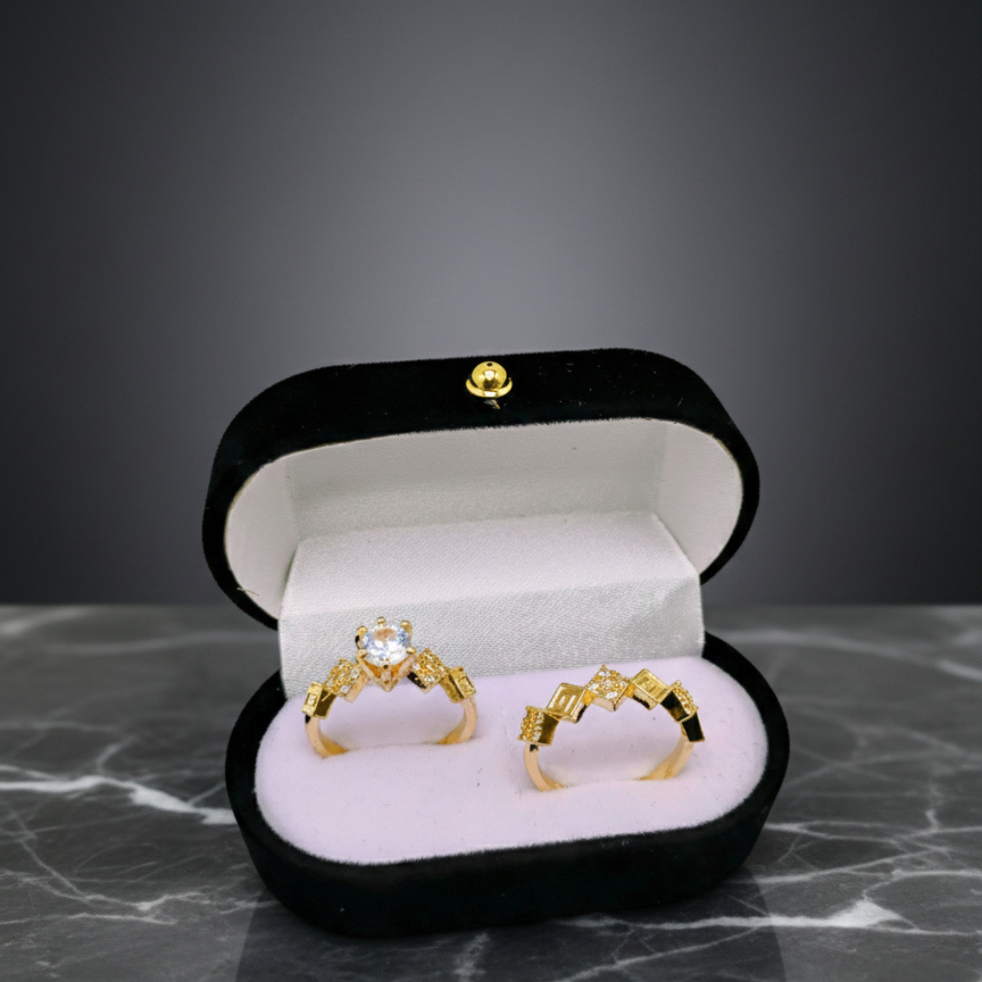 Set Geométrico Imperial – Dúo de Anillos Oro 18K con Diseño Moderno