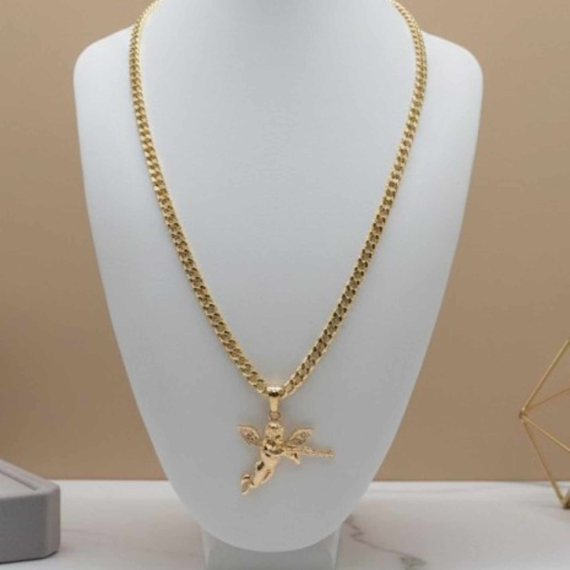 Cadena Dorada con Dije de Ángel Guardián – Estilo y Protección