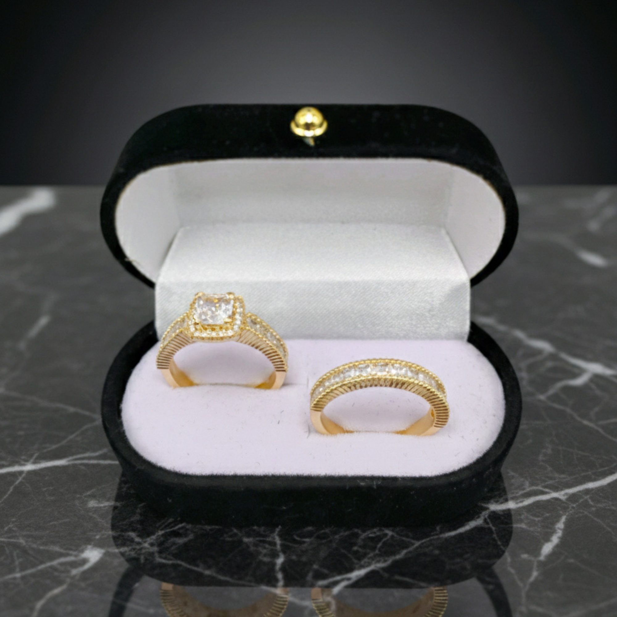 Set Elegancia Real – Dúo de Anillos Oro 18K con Corte Esmeralda