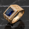 Anillo Imperial Blue – Dorado con Zafiro Rectangular