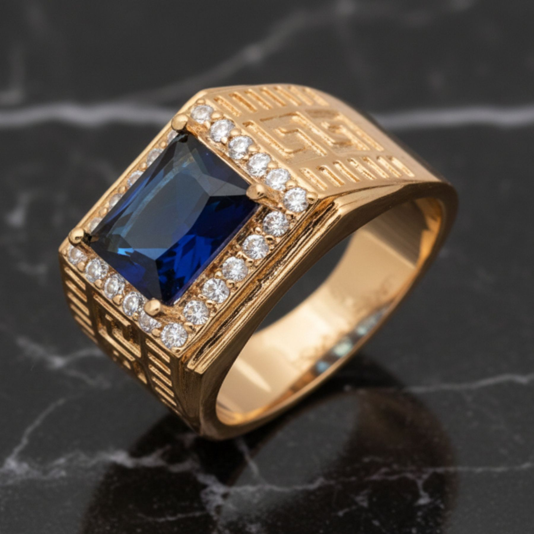 Anillo Imperial Blue – Dorado con Zafiro Rectangular