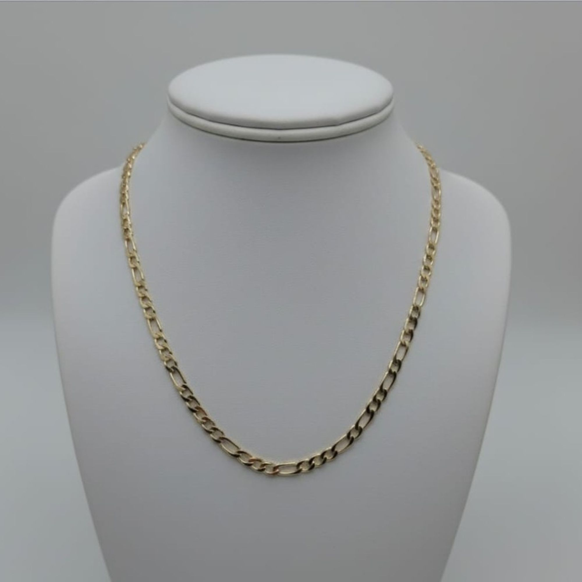 Cadena Dorada Tipo Singapur – Brillo Elegante y Ligero