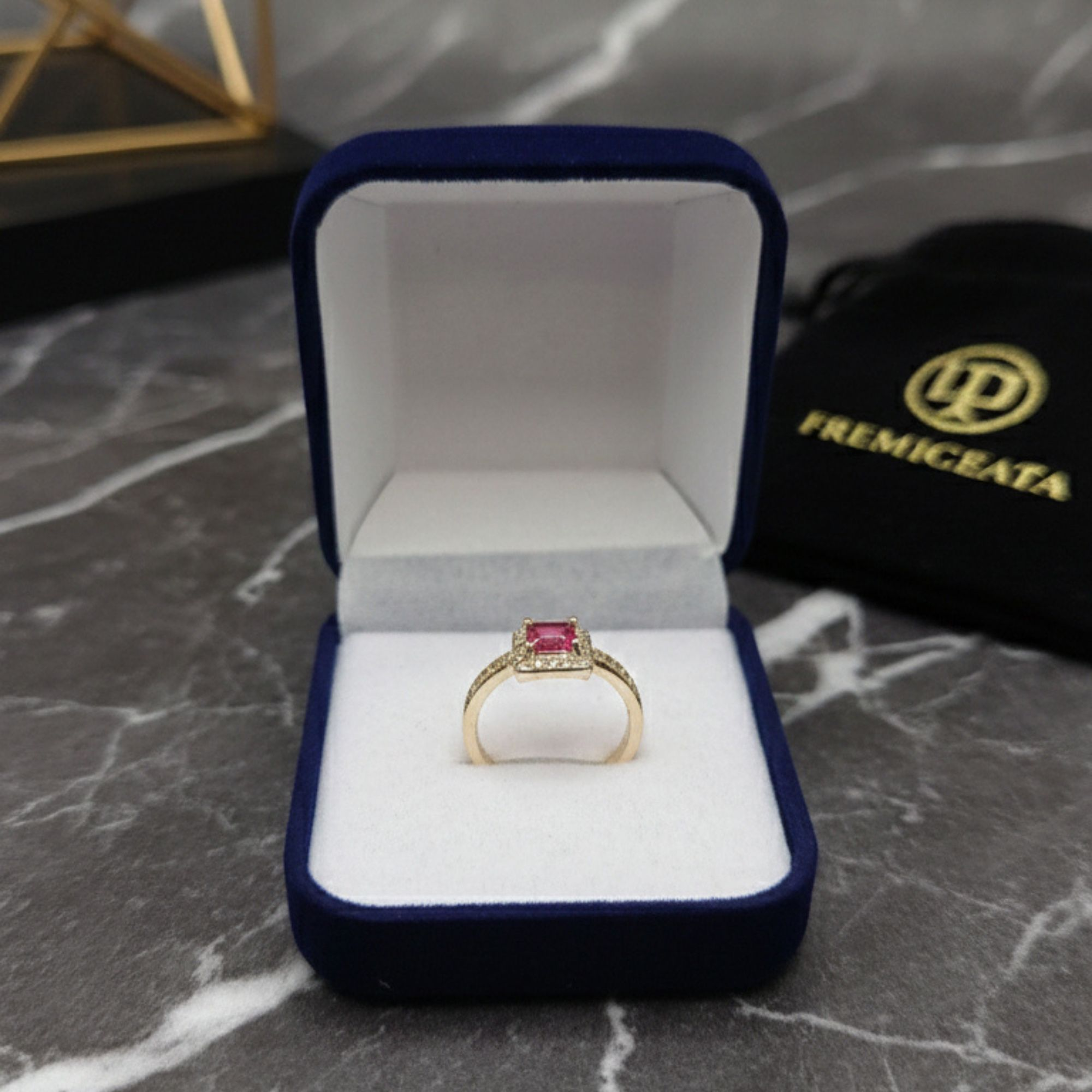Anillo Royal Ruby – Elegancia en Rojo con Baño de Oro