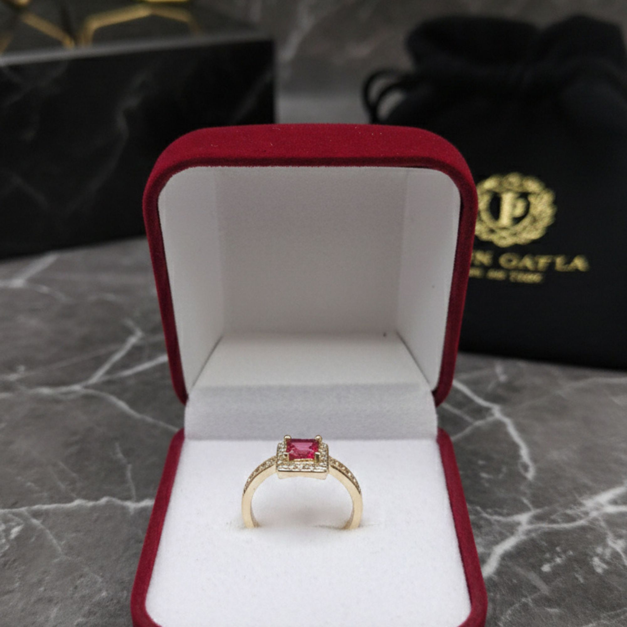 Anillo Royal Ruby – Elegancia en Rojo con Baño de Oro