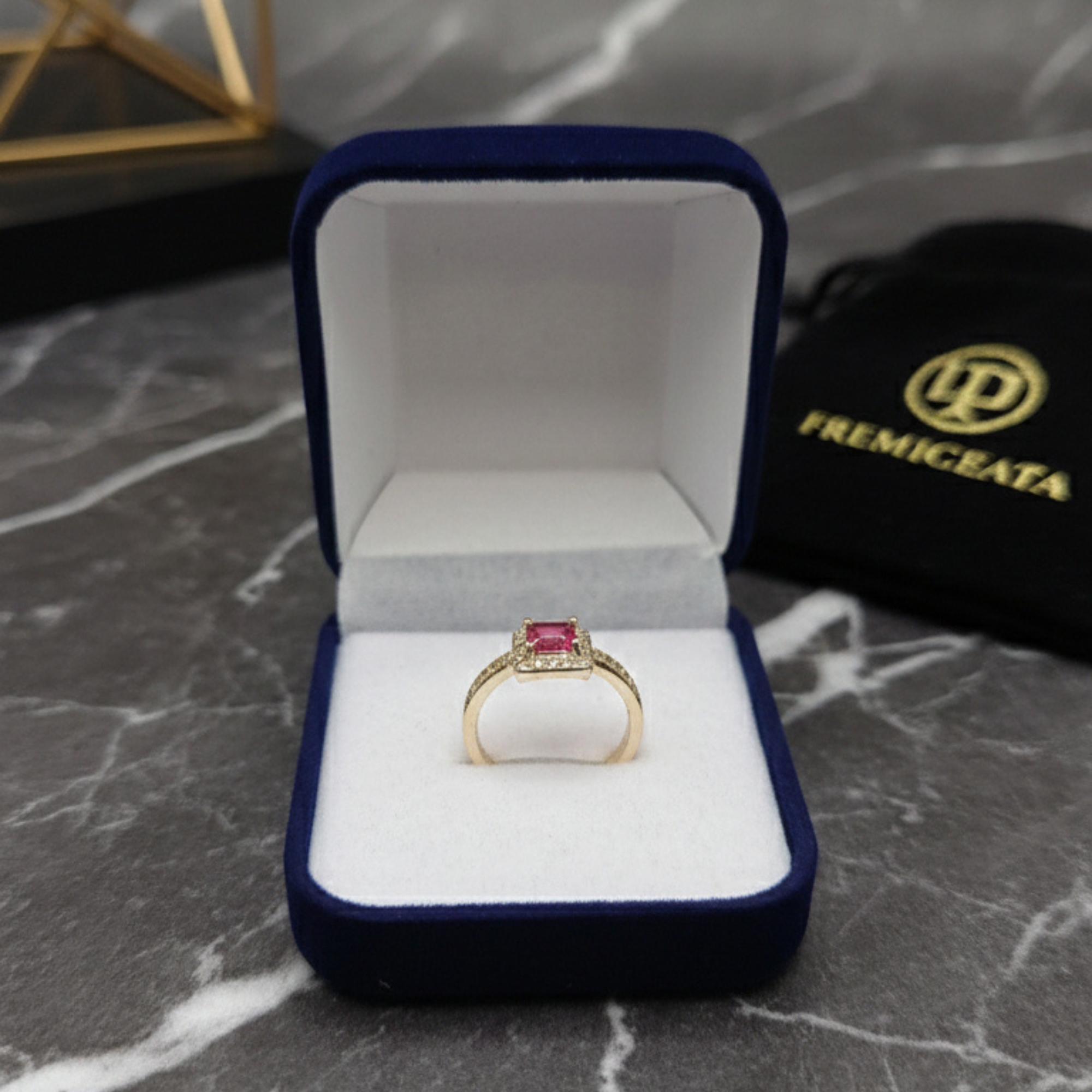 Anillo Royal Ruby – Elegancia en Rojo con Baño de Oro