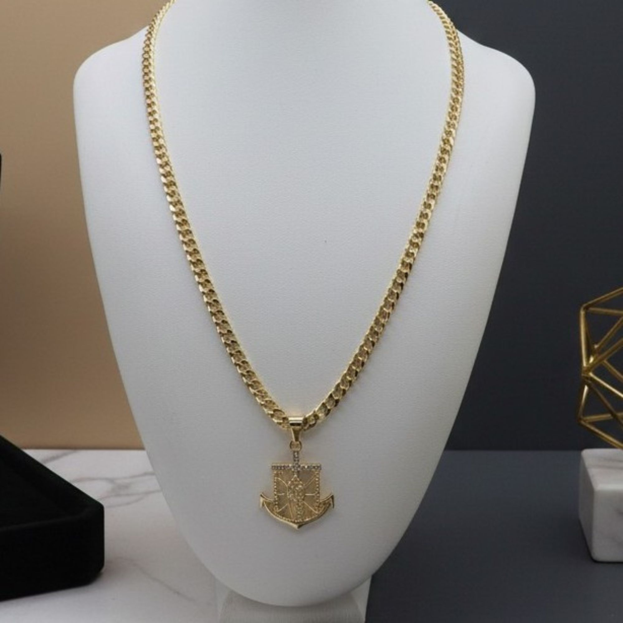 Cadena Dorada con Dije de Ancla y Timón – Estilo Marino