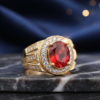 Anillo Rubí Real – Elegancia Dorada con Piedra Roja Central