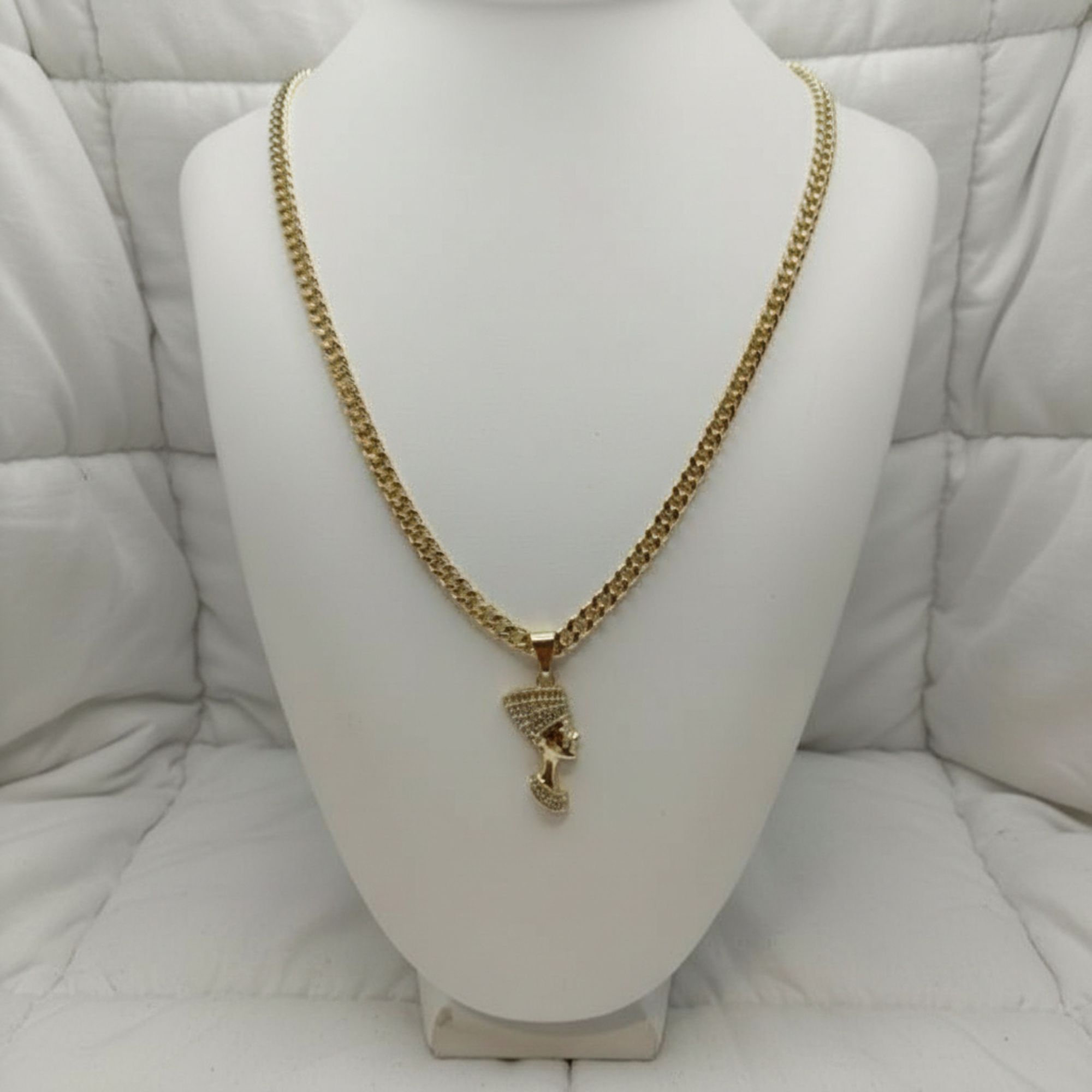 Cadena Dorada con Dije de Reina Faraona – Elegancia, Poder y Estilo