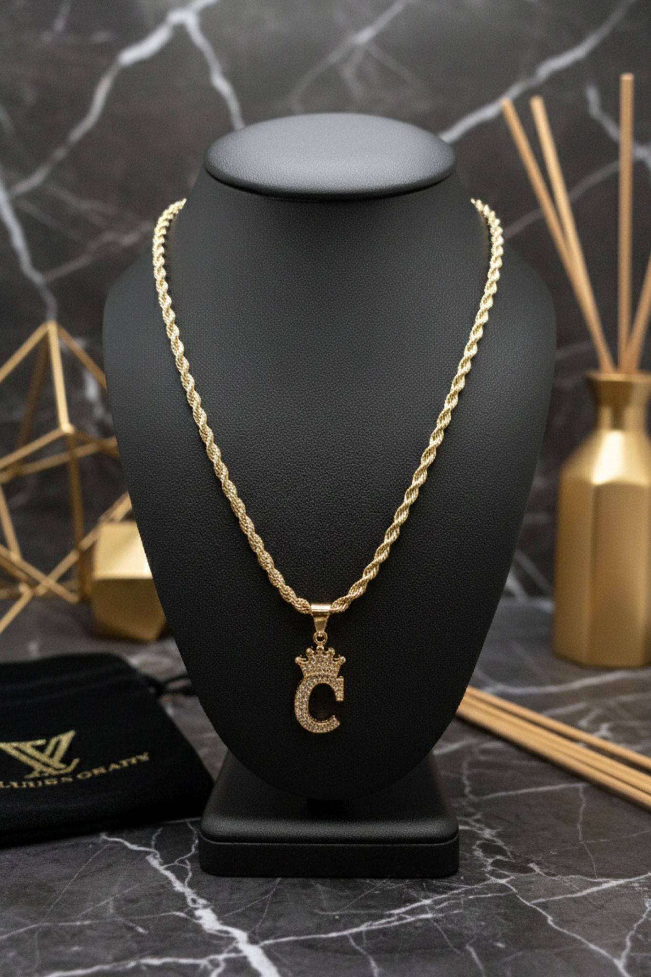 Cadena Rope Crown Initial “C”